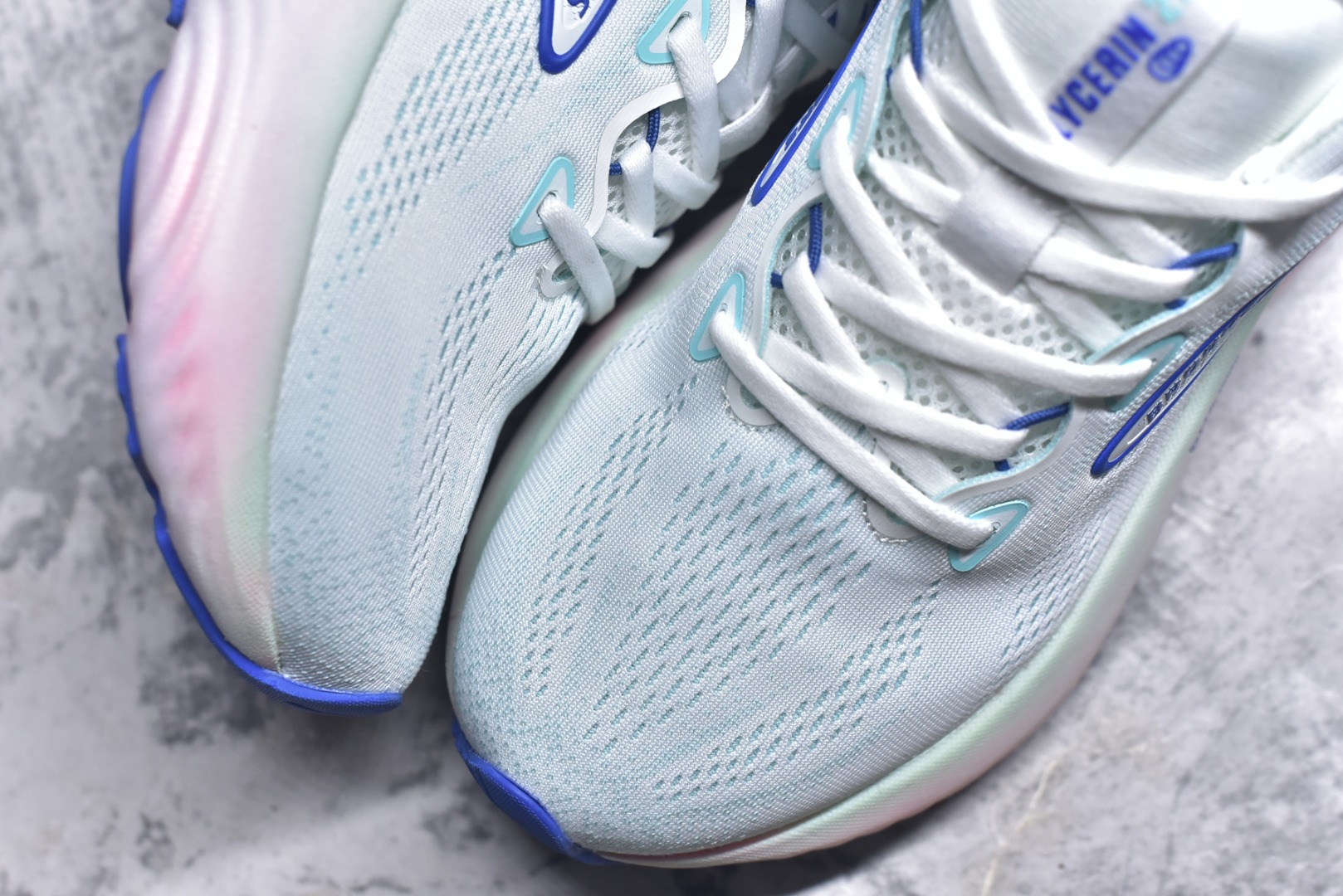 图片[8]-#Brooks Glycerin GTS 22 布鲁克斯舒适百搭宽版防滑耐磨 低帮 休闲马拉松长跑跑步鞋 Brooks 四大跑鞋之一 百年品牌 跑鞋从外形上基本就能判断这是一款速度跑鞋 简洁干练的外形结构和极强的运动流线型看着非常有速度感 上脚的第一感觉是非常轻 美码9码的鞋单只206g不到 从个人偏好来说 200g左右的竞速鞋最具安全感 鞋面采用单层网布 很薄 前掌使用了大量开放式网眼 排气直接快速 透气性上乘 鞋舌也是轻量化设计 仅为一层麂皮 和脚背完美贴合 鞋舌中央有个防偏穿孔 从实际穿着来看 通常鞋舌都是外偏 如果是防偏穿孔位于中心 防偏效果其实并不十分有效 如果采用趋外侧的偏心设计更有效 鞋帮泡棉填充量不大 但非常紧凑 贴合舒适 包裹稳固 内置硬质TPU保证必要的稳定性 跑鞋中底采用的是DNA FLASH科技材料 DNA FLASH中底科技 是Brooks第一款将氮气注入中底的创新科技 主要原理是借助“超临界流体”发泡技术 将液态氮稳定的转化为气态氮 并使其均匀地形成无数紧密贴合的密闭式气囊结构 尺码：36 36.5 37.5 38 38.5 39 40 40.5 41 42 42.5 43 44 44.5 45 46-选品中心