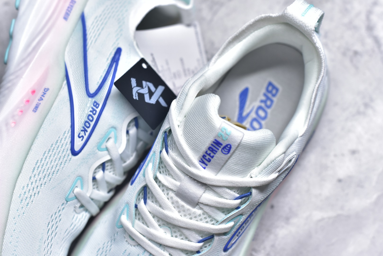 图片[9]-#Brooks Glycerin GTS 22 布鲁克斯舒适百搭宽版防滑耐磨 低帮 休闲马拉松长跑跑步鞋 Brooks 四大跑鞋之一 百年品牌 跑鞋从外形上基本就能判断这是一款速度跑鞋 简洁干练的外形结构和极强的运动流线型看着非常有速度感 上脚的第一感觉是非常轻 美码9码的鞋单只206g不到 从个人偏好来说 200g左右的竞速鞋最具安全感 鞋面采用单层网布 很薄 前掌使用了大量开放式网眼 排气直接快速 透气性上乘 鞋舌也是轻量化设计 仅为一层麂皮 和脚背完美贴合 鞋舌中央有个防偏穿孔 从实际穿着来看 通常鞋舌都是外偏 如果是防偏穿孔位于中心 防偏效果其实并不十分有效 如果采用趋外侧的偏心设计更有效 鞋帮泡棉填充量不大 但非常紧凑 贴合舒适 包裹稳固 内置硬质TPU保证必要的稳定性 跑鞋中底采用的是DNA FLASH科技材料 DNA FLASH中底科技 是Brooks第一款将氮气注入中底的创新科技 主要原理是借助“超临界流体”发泡技术 将液态氮稳定的转化为气态氮 并使其均匀地形成无数紧密贴合的密闭式气囊结构 尺码：36 36.5 37.5 38 38.5 39 40 40.5 41 42 42.5 43 44 44.5 45 46-选品中心