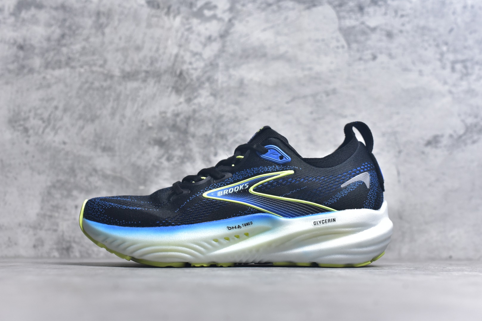 #Brooks Glycerin GTS 22 布鲁克斯舒适百搭宽版防滑耐磨 低帮 休闲马拉松长跑跑步鞋 Brooks 四大跑鞋之一 百年品牌 跑鞋从外形上基本就能判断这是一款速度跑鞋 简洁干练的外形结构和极强的运动流线型看着非常有速度感 上脚的第一感觉是非常轻 美码9码的鞋单只206g不到 从个人偏好来说 200g左右的竞速鞋最具安全感 鞋面采用单层网布 很薄 前掌使用了大量开放式网眼 排气直接快速 透气性上乘 鞋舌也是轻量化设计 仅为一层麂皮 和脚背完美贴合 鞋舌中央有个防偏穿孔 从实际穿着来看 通常鞋舌都是外偏 如果是防偏穿孔位于中心 防偏效果其实并不十分有效 如果采用趋外侧的偏心设计更有效 鞋帮泡棉填充量不大 但非常紧凑 贴合舒适 包裹稳固 内置硬质TPU保证必要的稳定性 跑鞋中底采用的是DNA FLASH科技材料 DNA FLASH中底科技 是Brooks第一款将氮气注入中底的创新科技 主要原理是借助“超临界流体”发泡技术 将液态氮稳定的转化为气态氮 并使其均匀地形成无数紧密贴合的密闭式气囊结构 尺码：36 36.5 37.5 38 38.5 39 40 40.5 41 42 42.5 43 44 44.5 45 46-选品中心