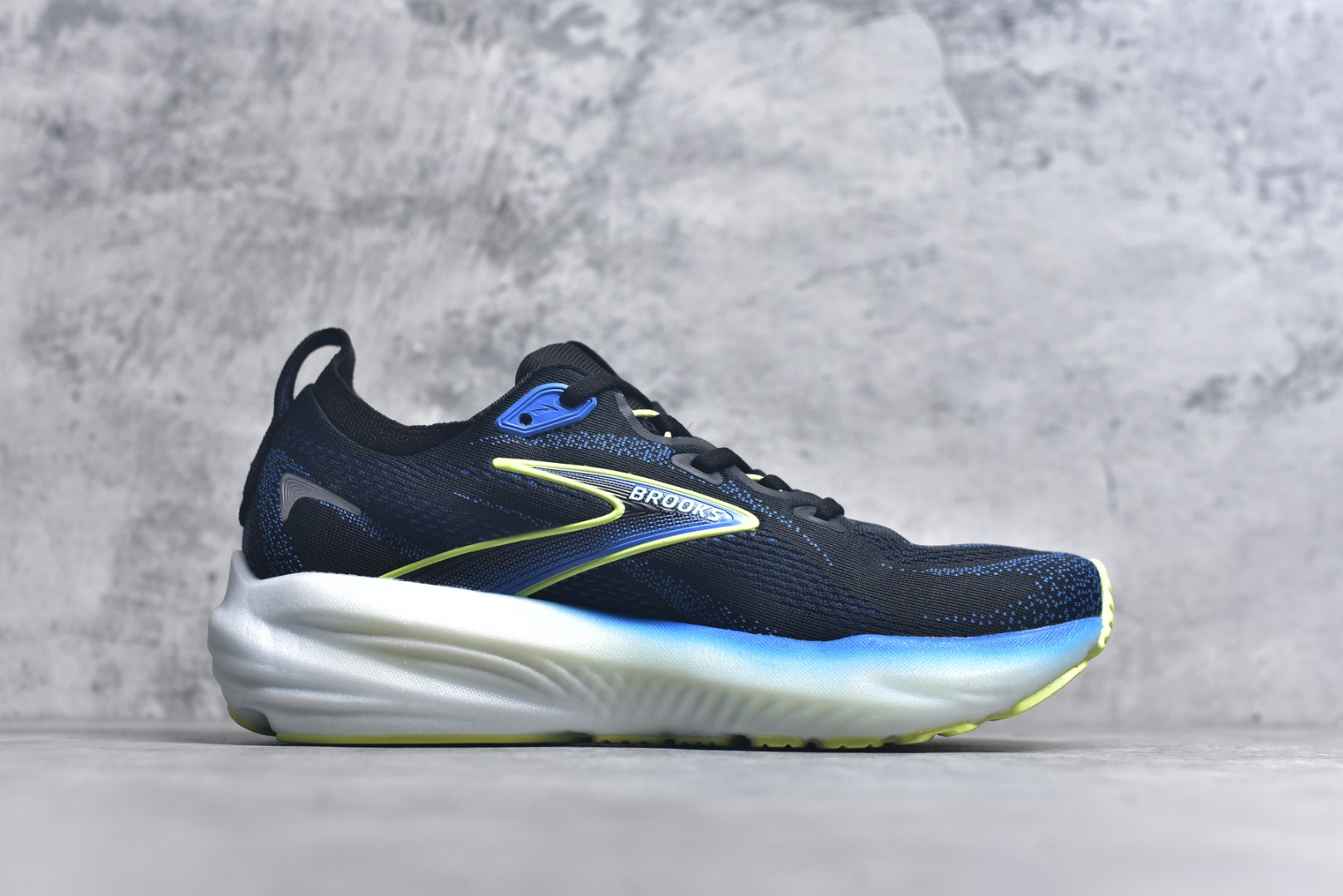 图片[3]-#Brooks Glycerin GTS 22 布鲁克斯舒适百搭宽版防滑耐磨 低帮 休闲马拉松长跑跑步鞋 Brooks 四大跑鞋之一 百年品牌 跑鞋从外形上基本就能判断这是一款速度跑鞋 简洁干练的外形结构和极强的运动流线型看着非常有速度感 上脚的第一感觉是非常轻 美码9码的鞋单只206g不到 从个人偏好来说 200g左右的竞速鞋最具安全感 鞋面采用单层网布 很薄 前掌使用了大量开放式网眼 排气直接快速 透气性上乘 鞋舌也是轻量化设计 仅为一层麂皮 和脚背完美贴合 鞋舌中央有个防偏穿孔 从实际穿着来看 通常鞋舌都是外偏 如果是防偏穿孔位于中心 防偏效果其实并不十分有效 如果采用趋外侧的偏心设计更有效 鞋帮泡棉填充量不大 但非常紧凑 贴合舒适 包裹稳固 内置硬质TPU保证必要的稳定性 跑鞋中底采用的是DNA FLASH科技材料 DNA FLASH中底科技 是Brooks第一款将氮气注入中底的创新科技 主要原理是借助“超临界流体”发泡技术 将液态氮稳定的转化为气态氮 并使其均匀地形成无数紧密贴合的密闭式气囊结构 尺码：36 36.5 37.5 38 38.5 39 40 40.5 41 42 42.5 43 44 44.5 45 46-选品中心