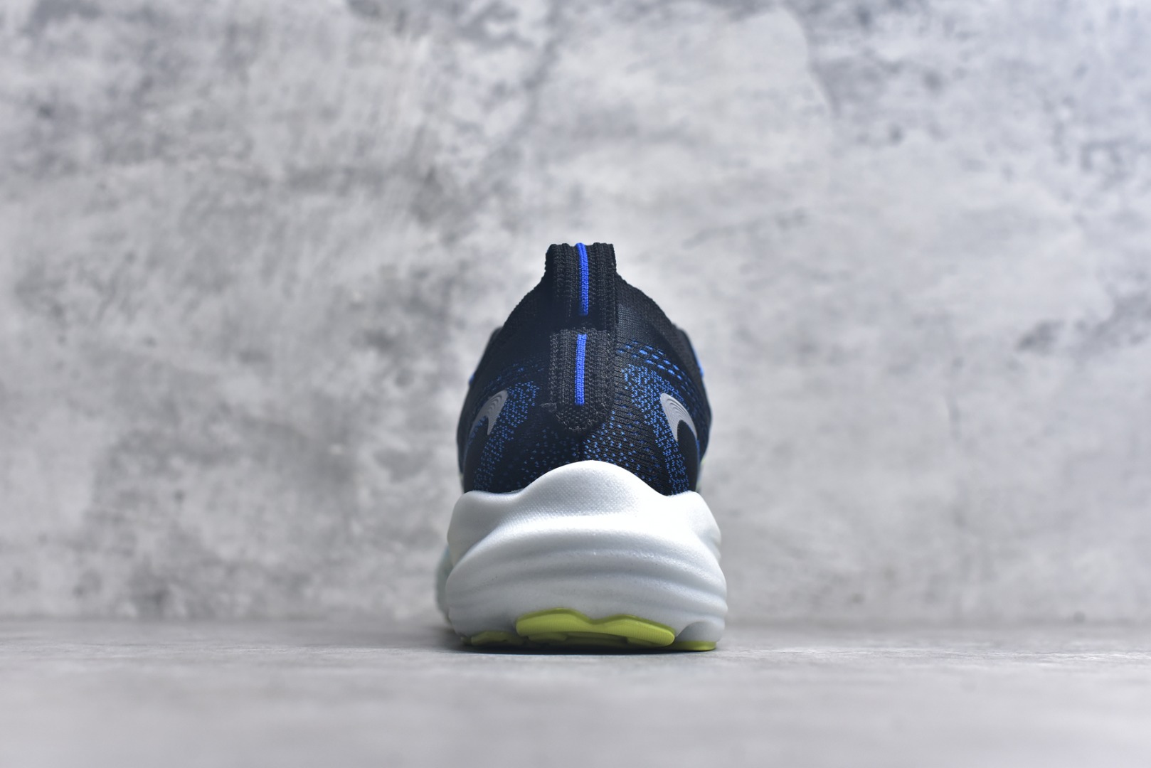 图片[5]-#Brooks Glycerin GTS 22 布鲁克斯舒适百搭宽版防滑耐磨 低帮 休闲马拉松长跑跑步鞋 Brooks 四大跑鞋之一 百年品牌 跑鞋从外形上基本就能判断这是一款速度跑鞋 简洁干练的外形结构和极强的运动流线型看着非常有速度感 上脚的第一感觉是非常轻 美码9码的鞋单只206g不到 从个人偏好来说 200g左右的竞速鞋最具安全感 鞋面采用单层网布 很薄 前掌使用了大量开放式网眼 排气直接快速 透气性上乘 鞋舌也是轻量化设计 仅为一层麂皮 和脚背完美贴合 鞋舌中央有个防偏穿孔 从实际穿着来看 通常鞋舌都是外偏 如果是防偏穿孔位于中心 防偏效果其实并不十分有效 如果采用趋外侧的偏心设计更有效 鞋帮泡棉填充量不大 但非常紧凑 贴合舒适 包裹稳固 内置硬质TPU保证必要的稳定性 跑鞋中底采用的是DNA FLASH科技材料 DNA FLASH中底科技 是Brooks第一款将氮气注入中底的创新科技 主要原理是借助“超临界流体”发泡技术 将液态氮稳定的转化为气态氮 并使其均匀地形成无数紧密贴合的密闭式气囊结构 尺码：36 36.5 37.5 38 38.5 39 40 40.5 41 42 42.5 43 44 44.5 45 46-选品中心