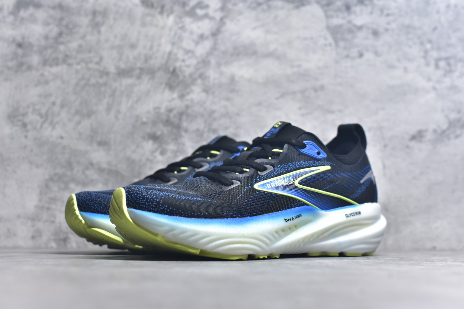 图片[2]-#Brooks Glycerin GTS 22 布鲁克斯舒适百搭宽版防滑耐磨 低帮 休闲马拉松长跑跑步鞋 Brooks 四大跑鞋之一 百年品牌 跑鞋从外形上基本就能判断这是一款速度跑鞋 简洁干练的外形结构和极强的运动流线型看着非常有速度感 上脚的第一感觉是非常轻 美码9码的鞋单只206g不到 从个人偏好来说 200g左右的竞速鞋最具安全感 鞋面采用单层网布 很薄 前掌使用了大量开放式网眼 排气直接快速 透气性上乘 鞋舌也是轻量化设计 仅为一层麂皮 和脚背完美贴合 鞋舌中央有个防偏穿孔 从实际穿着来看 通常鞋舌都是外偏 如果是防偏穿孔位于中心 防偏效果其实并不十分有效 如果采用趋外侧的偏心设计更有效 鞋帮泡棉填充量不大 但非常紧凑 贴合舒适 包裹稳固 内置硬质TPU保证必要的稳定性 跑鞋中底采用的是DNA FLASH科技材料 DNA FLASH中底科技 是Brooks第一款将氮气注入中底的创新科技 主要原理是借助“超临界流体”发泡技术 将液态氮稳定的转化为气态氮 并使其均匀地形成无数紧密贴合的密闭式气囊结构 尺码：36 36.5 37.5 38 38.5 39 40 40.5 41 42 42.5 43 44 44.5 45 46-选品中心