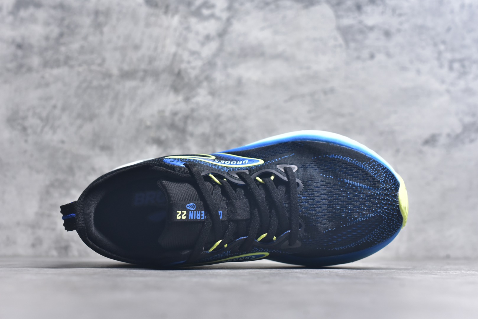 图片[4]-#Brooks Glycerin GTS 22 布鲁克斯舒适百搭宽版防滑耐磨 低帮 休闲马拉松长跑跑步鞋 Brooks 四大跑鞋之一 百年品牌 跑鞋从外形上基本就能判断这是一款速度跑鞋 简洁干练的外形结构和极强的运动流线型看着非常有速度感 上脚的第一感觉是非常轻 美码9码的鞋单只206g不到 从个人偏好来说 200g左右的竞速鞋最具安全感 鞋面采用单层网布 很薄 前掌使用了大量开放式网眼 排气直接快速 透气性上乘 鞋舌也是轻量化设计 仅为一层麂皮 和脚背完美贴合 鞋舌中央有个防偏穿孔 从实际穿着来看 通常鞋舌都是外偏 如果是防偏穿孔位于中心 防偏效果其实并不十分有效 如果采用趋外侧的偏心设计更有效 鞋帮泡棉填充量不大 但非常紧凑 贴合舒适 包裹稳固 内置硬质TPU保证必要的稳定性 跑鞋中底采用的是DNA FLASH科技材料 DNA FLASH中底科技 是Brooks第一款将氮气注入中底的创新科技 主要原理是借助“超临界流体”发泡技术 将液态氮稳定的转化为气态氮 并使其均匀地形成无数紧密贴合的密闭式气囊结构 尺码：36 36.5 37.5 38 38.5 39 40 40.5 41 42 42.5 43 44 44.5 45 46-选品中心