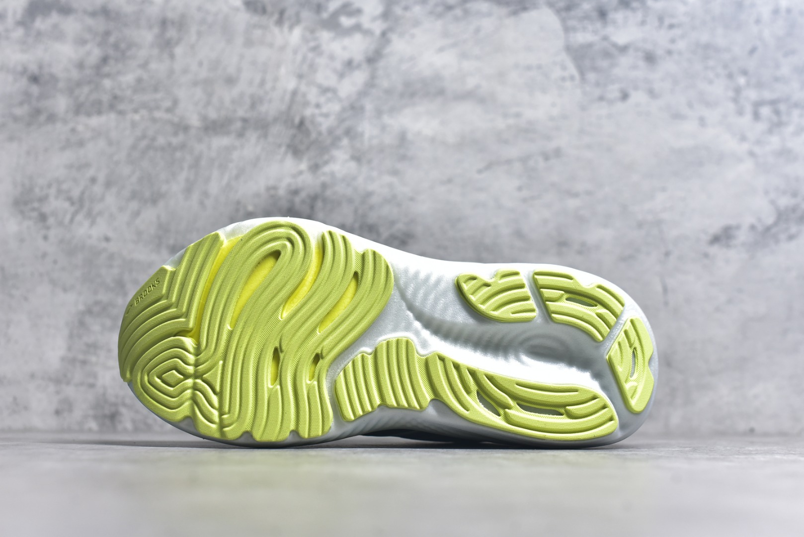 图片[6]-#Brooks Glycerin GTS 22 布鲁克斯舒适百搭宽版防滑耐磨 低帮 休闲马拉松长跑跑步鞋 Brooks 四大跑鞋之一 百年品牌 跑鞋从外形上基本就能判断这是一款速度跑鞋 简洁干练的外形结构和极强的运动流线型看着非常有速度感 上脚的第一感觉是非常轻 美码9码的鞋单只206g不到 从个人偏好来说 200g左右的竞速鞋最具安全感 鞋面采用单层网布 很薄 前掌使用了大量开放式网眼 排气直接快速 透气性上乘 鞋舌也是轻量化设计 仅为一层麂皮 和脚背完美贴合 鞋舌中央有个防偏穿孔 从实际穿着来看 通常鞋舌都是外偏 如果是防偏穿孔位于中心 防偏效果其实并不十分有效 如果采用趋外侧的偏心设计更有效 鞋帮泡棉填充量不大 但非常紧凑 贴合舒适 包裹稳固 内置硬质TPU保证必要的稳定性 跑鞋中底采用的是DNA FLASH科技材料 DNA FLASH中底科技 是Brooks第一款将氮气注入中底的创新科技 主要原理是借助“超临界流体”发泡技术 将液态氮稳定的转化为气态氮 并使其均匀地形成无数紧密贴合的密闭式气囊结构 尺码：36 36.5 37.5 38 38.5 39 40 40.5 41 42 42.5 43 44 44.5 45 46-选品中心