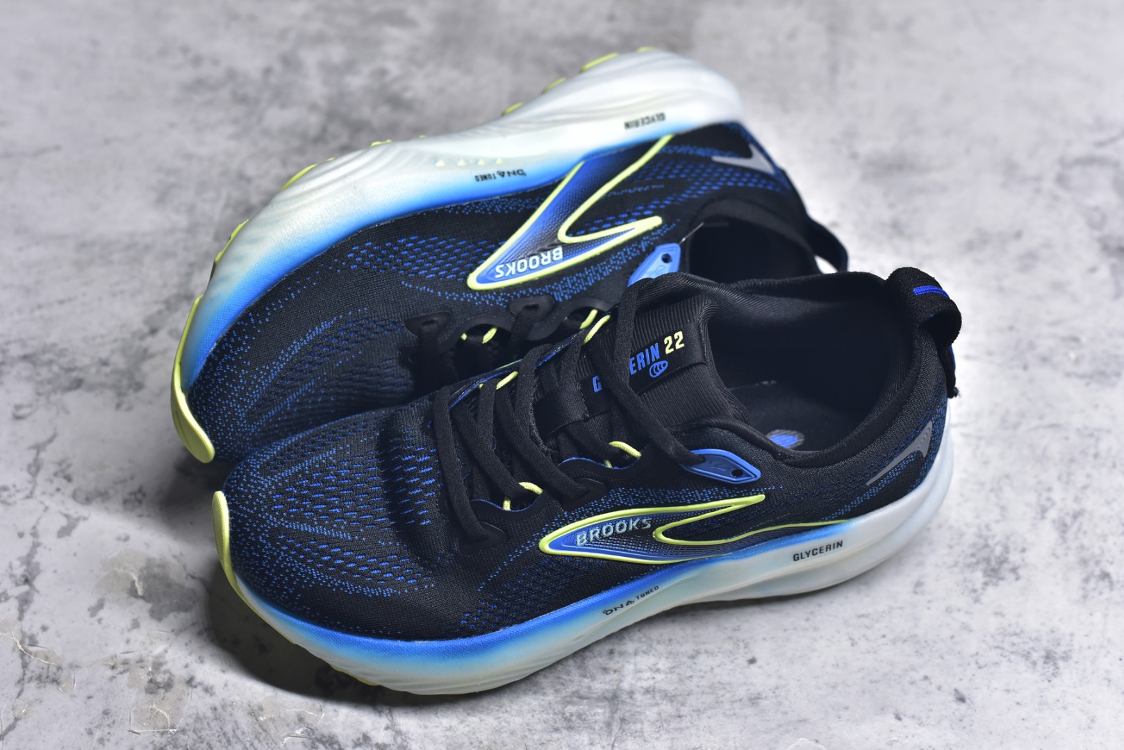 图片[7]-#Brooks Glycerin GTS 22 布鲁克斯舒适百搭宽版防滑耐磨 低帮 休闲马拉松长跑跑步鞋 Brooks 四大跑鞋之一 百年品牌 跑鞋从外形上基本就能判断这是一款速度跑鞋 简洁干练的外形结构和极强的运动流线型看着非常有速度感 上脚的第一感觉是非常轻 美码9码的鞋单只206g不到 从个人偏好来说 200g左右的竞速鞋最具安全感 鞋面采用单层网布 很薄 前掌使用了大量开放式网眼 排气直接快速 透气性上乘 鞋舌也是轻量化设计 仅为一层麂皮 和脚背完美贴合 鞋舌中央有个防偏穿孔 从实际穿着来看 通常鞋舌都是外偏 如果是防偏穿孔位于中心 防偏效果其实并不十分有效 如果采用趋外侧的偏心设计更有效 鞋帮泡棉填充量不大 但非常紧凑 贴合舒适 包裹稳固 内置硬质TPU保证必要的稳定性 跑鞋中底采用的是DNA FLASH科技材料 DNA FLASH中底科技 是Brooks第一款将氮气注入中底的创新科技 主要原理是借助“超临界流体”发泡技术 将液态氮稳定的转化为气态氮 并使其均匀地形成无数紧密贴合的密闭式气囊结构 尺码：36 36.5 37.5 38 38.5 39 40 40.5 41 42 42.5 43 44 44.5 45 46-选品中心