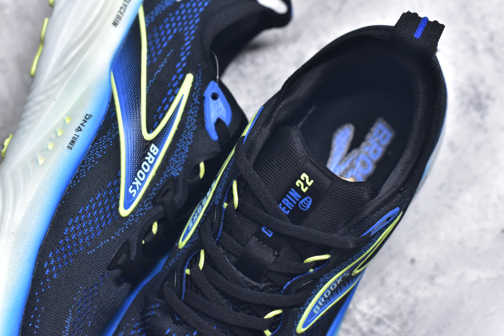 图片[9]-#Brooks Glycerin GTS 22 布鲁克斯舒适百搭宽版防滑耐磨 低帮 休闲马拉松长跑跑步鞋 Brooks 四大跑鞋之一 百年品牌 跑鞋从外形上基本就能判断这是一款速度跑鞋 简洁干练的外形结构和极强的运动流线型看着非常有速度感 上脚的第一感觉是非常轻 美码9码的鞋单只206g不到 从个人偏好来说 200g左右的竞速鞋最具安全感 鞋面采用单层网布 很薄 前掌使用了大量开放式网眼 排气直接快速 透气性上乘 鞋舌也是轻量化设计 仅为一层麂皮 和脚背完美贴合 鞋舌中央有个防偏穿孔 从实际穿着来看 通常鞋舌都是外偏 如果是防偏穿孔位于中心 防偏效果其实并不十分有效 如果采用趋外侧的偏心设计更有效 鞋帮泡棉填充量不大 但非常紧凑 贴合舒适 包裹稳固 内置硬质TPU保证必要的稳定性 跑鞋中底采用的是DNA FLASH科技材料 DNA FLASH中底科技 是Brooks第一款将氮气注入中底的创新科技 主要原理是借助“超临界流体”发泡技术 将液态氮稳定的转化为气态氮 并使其均匀地形成无数紧密贴合的密闭式气囊结构 尺码：36 36.5 37.5 38 38.5 39 40 40.5 41 42 42.5 43 44 44.5 45 46-选品中心
