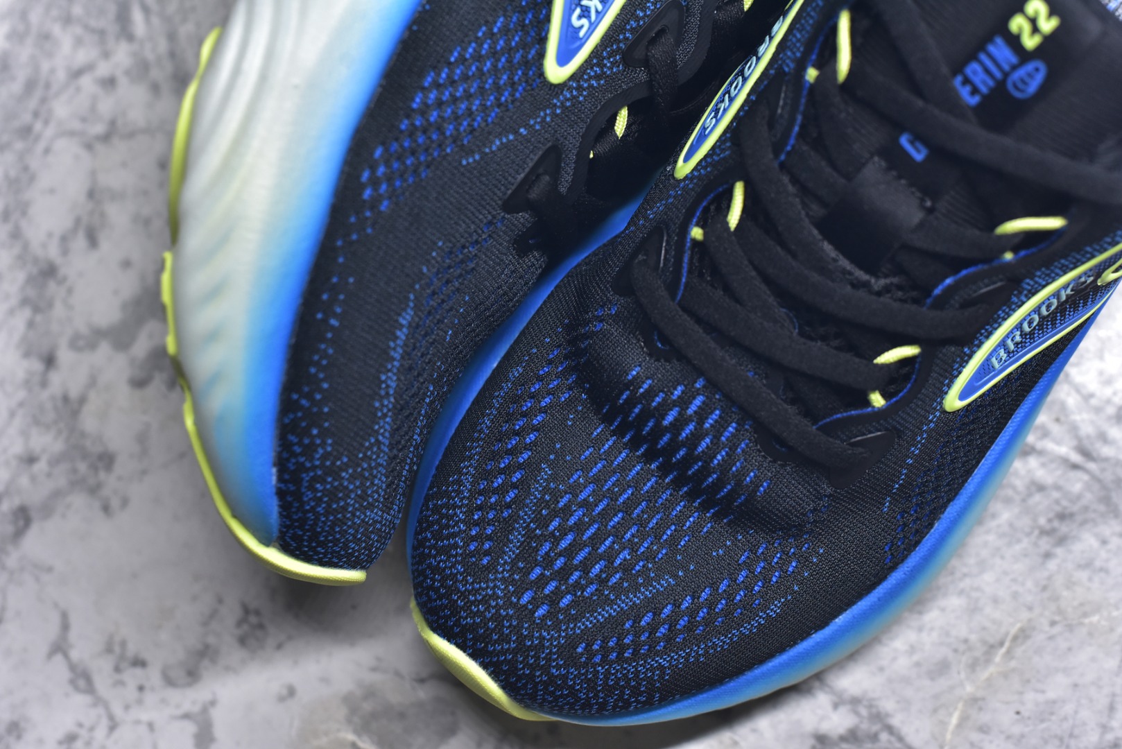 图片[8]-#Brooks Glycerin GTS 22 布鲁克斯舒适百搭宽版防滑耐磨 低帮 休闲马拉松长跑跑步鞋 Brooks 四大跑鞋之一 百年品牌 跑鞋从外形上基本就能判断这是一款速度跑鞋 简洁干练的外形结构和极强的运动流线型看着非常有速度感 上脚的第一感觉是非常轻 美码9码的鞋单只206g不到 从个人偏好来说 200g左右的竞速鞋最具安全感 鞋面采用单层网布 很薄 前掌使用了大量开放式网眼 排气直接快速 透气性上乘 鞋舌也是轻量化设计 仅为一层麂皮 和脚背完美贴合 鞋舌中央有个防偏穿孔 从实际穿着来看 通常鞋舌都是外偏 如果是防偏穿孔位于中心 防偏效果其实并不十分有效 如果采用趋外侧的偏心设计更有效 鞋帮泡棉填充量不大 但非常紧凑 贴合舒适 包裹稳固 内置硬质TPU保证必要的稳定性 跑鞋中底采用的是DNA FLASH科技材料 DNA FLASH中底科技 是Brooks第一款将氮气注入中底的创新科技 主要原理是借助“超临界流体”发泡技术 将液态氮稳定的转化为气态氮 并使其均匀地形成无数紧密贴合的密闭式气囊结构 尺码：36 36.5 37.5 38 38.5 39 40 40.5 41 42 42.5 43 44 44.5 45 46-选品中心