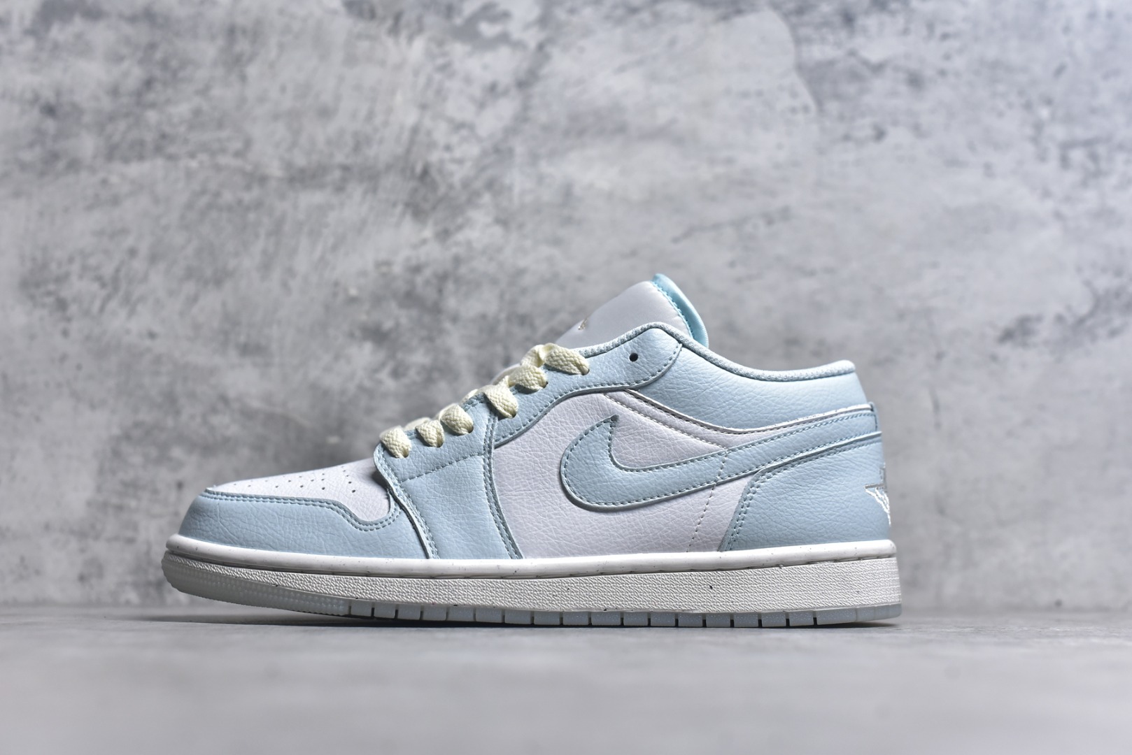 #Air Jordan AJ1 Low 低帮 浅蓝白 HJ5999-400 全新流水线出品 DT版本唯一平替选择 市场第二梯队最强版 全部原鞋开发 原楦原纸板开发 全鞋电脑针车 原厂内置全掌气垫 原盒内在原标 唯一Zp原版鞋带绑法 免检产品 全新2022版型 全头层皮料 完美零毛边处理 原厂配置全掌气垫 价格定位良心 几十个配色陆续出货 实拍调校N版已经零色差零失真 百分百还原实物色彩所见即所得 不存在货不对板色差等低级问题 选购参考实物拍摄 不混卖不参货 只用心做好货严格选品 承诺混一赔十 尺码：36 36.5 37.5 38 38.5 39 40 40.5 41 42 42.5 43 44 44.5 45-选品中心
