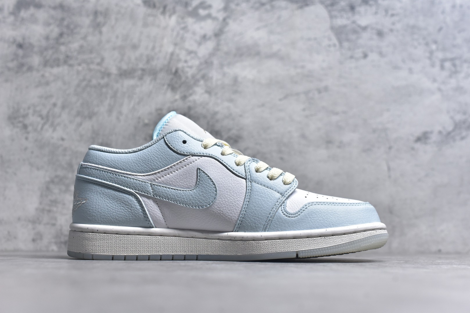 图片[3]-#Air Jordan AJ1 Low 低帮 浅蓝白 HJ5999-400 全新流水线出品 DT版本唯一平替选择 市场第二梯队最强版 全部原鞋开发 原楦原纸板开发 全鞋电脑针车 原厂内置全掌气垫 原盒内在原标 唯一Zp原版鞋带绑法 免检产品 全新2022版型 全头层皮料 完美零毛边处理 原厂配置全掌气垫 价格定位良心 几十个配色陆续出货 实拍调校N版已经零色差零失真 百分百还原实物色彩所见即所得 不存在货不对板色差等低级问题 选购参考实物拍摄 不混卖不参货 只用心做好货严格选品 承诺混一赔十 尺码：36 36.5 37.5 38 38.5 39 40 40.5 41 42 42.5 43 44 44.5 45-选品中心