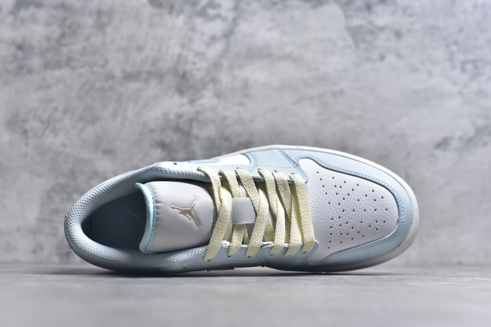 图片[4]-#Air Jordan AJ1 Low 低帮 浅蓝白 HJ5999-400 全新流水线出品 DT版本唯一平替选择 市场第二梯队最强版 全部原鞋开发 原楦原纸板开发 全鞋电脑针车 原厂内置全掌气垫 原盒内在原标 唯一Zp原版鞋带绑法 免检产品 全新2022版型 全头层皮料 完美零毛边处理 原厂配置全掌气垫 价格定位良心 几十个配色陆续出货 实拍调校N版已经零色差零失真 百分百还原实物色彩所见即所得 不存在货不对板色差等低级问题 选购参考实物拍摄 不混卖不参货 只用心做好货严格选品 承诺混一赔十 尺码：36 36.5 37.5 38 38.5 39 40 40.5 41 42 42.5 43 44 44.5 45-选品中心