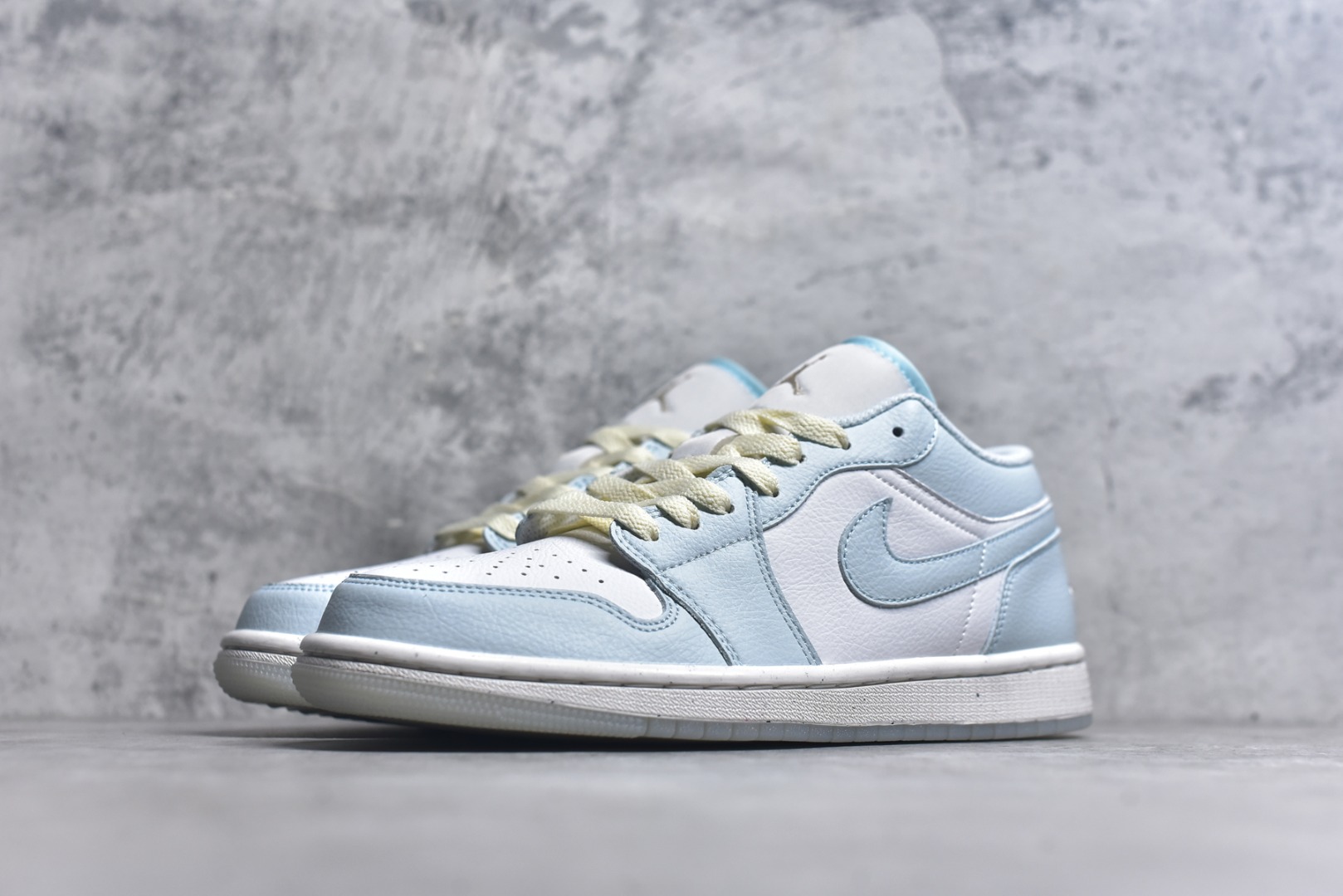 图片[2]-#Air Jordan AJ1 Low 低帮 浅蓝白 HJ5999-400 全新流水线出品 DT版本唯一平替选择 市场第二梯队最强版 全部原鞋开发 原楦原纸板开发 全鞋电脑针车 原厂内置全掌气垫 原盒内在原标 唯一Zp原版鞋带绑法 免检产品 全新2022版型 全头层皮料 完美零毛边处理 原厂配置全掌气垫 价格定位良心 几十个配色陆续出货 实拍调校N版已经零色差零失真 百分百还原实物色彩所见即所得 不存在货不对板色差等低级问题 选购参考实物拍摄 不混卖不参货 只用心做好货严格选品 承诺混一赔十 尺码：36 36.5 37.5 38 38.5 39 40 40.5 41 42 42.5 43 44 44.5 45-选品中心
