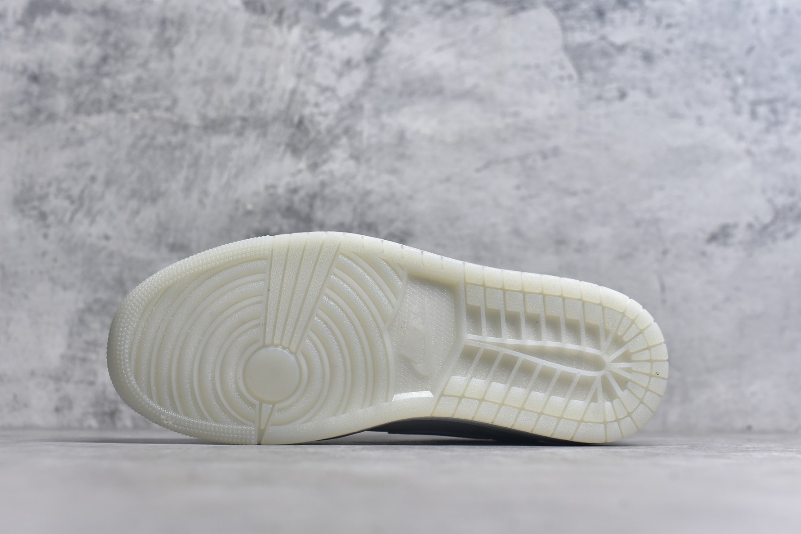图片[6]-#Air Jordan AJ1 Low 低帮 浅蓝白 HJ5999-400 全新流水线出品 DT版本唯一平替选择 市场第二梯队最强版 全部原鞋开发 原楦原纸板开发 全鞋电脑针车 原厂内置全掌气垫 原盒内在原标 唯一Zp原版鞋带绑法 免检产品 全新2022版型 全头层皮料 完美零毛边处理 原厂配置全掌气垫 价格定位良心 几十个配色陆续出货 实拍调校N版已经零色差零失真 百分百还原实物色彩所见即所得 不存在货不对板色差等低级问题 选购参考实物拍摄 不混卖不参货 只用心做好货严格选品 承诺混一赔十 尺码：36 36.5 37.5 38 38.5 39 40 40.5 41 42 42.5 43 44 44.5 45-选品中心