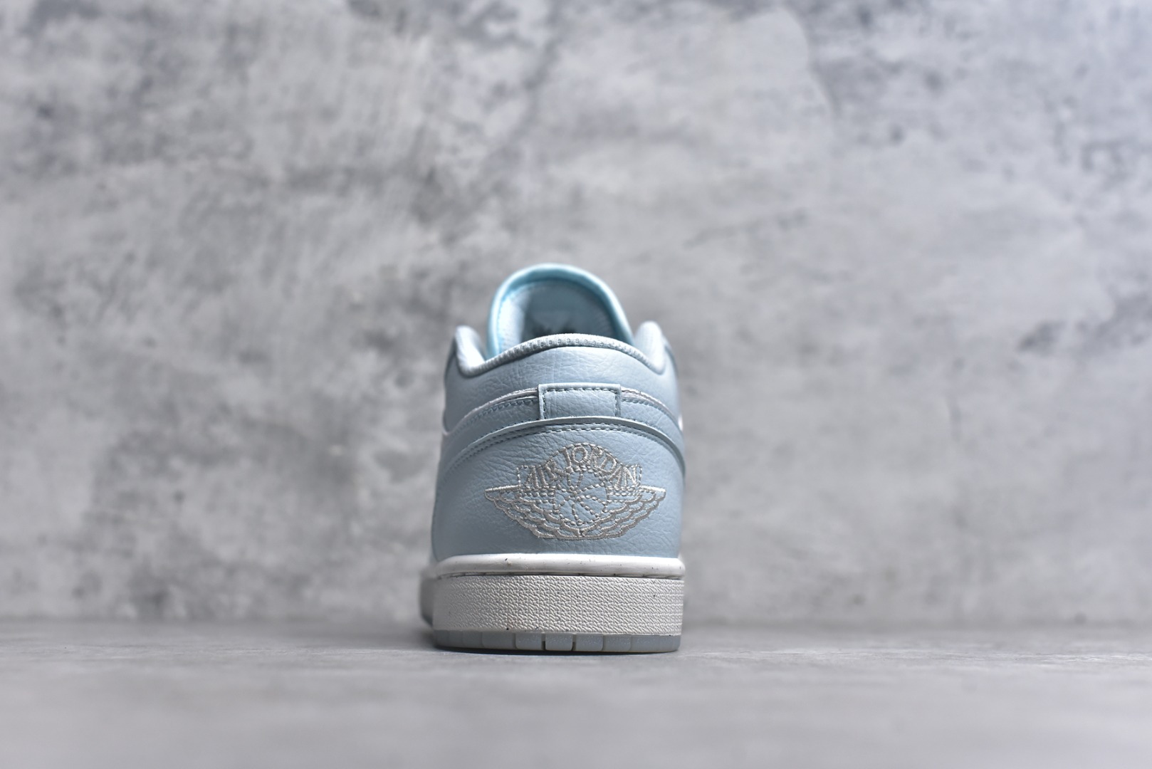 图片[5]-#Air Jordan AJ1 Low 低帮 浅蓝白 HJ5999-400 全新流水线出品 DT版本唯一平替选择 市场第二梯队最强版 全部原鞋开发 原楦原纸板开发 全鞋电脑针车 原厂内置全掌气垫 原盒内在原标 唯一Zp原版鞋带绑法 免检产品 全新2022版型 全头层皮料 完美零毛边处理 原厂配置全掌气垫 价格定位良心 几十个配色陆续出货 实拍调校N版已经零色差零失真 百分百还原实物色彩所见即所得 不存在货不对板色差等低级问题 选购参考实物拍摄 不混卖不参货 只用心做好货严格选品 承诺混一赔十 尺码：36 36.5 37.5 38 38.5 39 40 40.5 41 42 42.5 43 44 44.5 45-选品中心