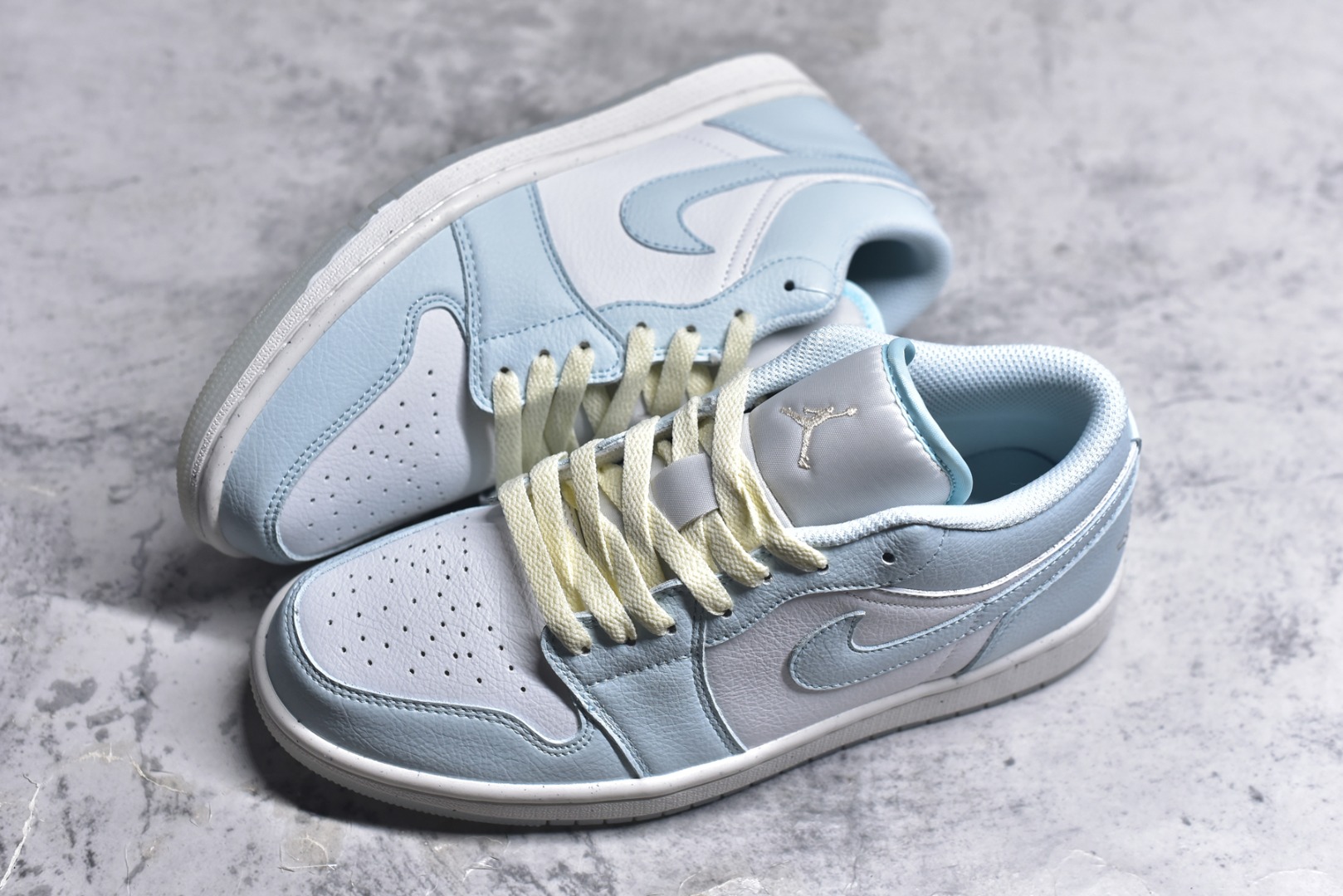图片[7]-#Air Jordan AJ1 Low 低帮 浅蓝白 HJ5999-400 全新流水线出品 DT版本唯一平替选择 市场第二梯队最强版 全部原鞋开发 原楦原纸板开发 全鞋电脑针车 原厂内置全掌气垫 原盒内在原标 唯一Zp原版鞋带绑法 免检产品 全新2022版型 全头层皮料 完美零毛边处理 原厂配置全掌气垫 价格定位良心 几十个配色陆续出货 实拍调校N版已经零色差零失真 百分百还原实物色彩所见即所得 不存在货不对板色差等低级问题 选购参考实物拍摄 不混卖不参货 只用心做好货严格选品 承诺混一赔十 尺码：36 36.5 37.5 38 38.5 39 40 40.5 41 42 42.5 43 44 44.5 45-选品中心