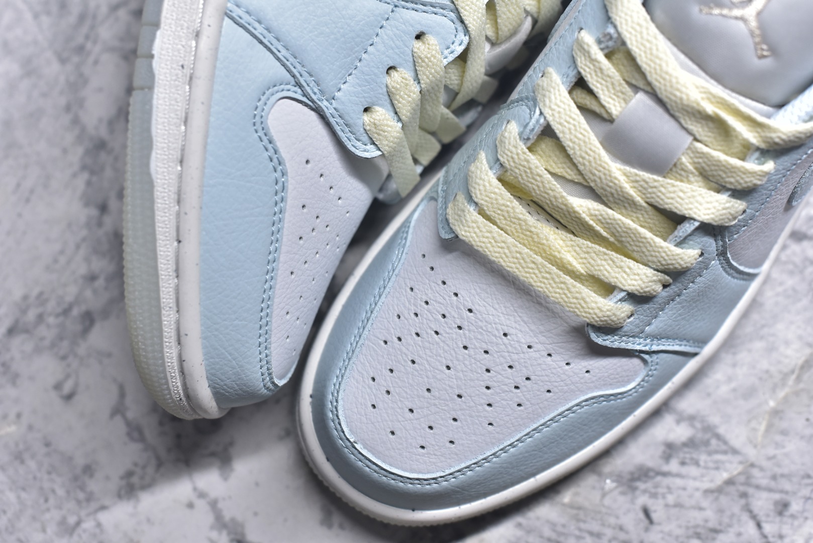图片[8]-#Air Jordan AJ1 Low 低帮 浅蓝白 HJ5999-400 全新流水线出品 DT版本唯一平替选择 市场第二梯队最强版 全部原鞋开发 原楦原纸板开发 全鞋电脑针车 原厂内置全掌气垫 原盒内在原标 唯一Zp原版鞋带绑法 免检产品 全新2022版型 全头层皮料 完美零毛边处理 原厂配置全掌气垫 价格定位良心 几十个配色陆续出货 实拍调校N版已经零色差零失真 百分百还原实物色彩所见即所得 不存在货不对板色差等低级问题 选购参考实物拍摄 不混卖不参货 只用心做好货严格选品 承诺混一赔十 尺码：36 36.5 37.5 38 38.5 39 40 40.5 41 42 42.5 43 44 44.5 45-选品中心