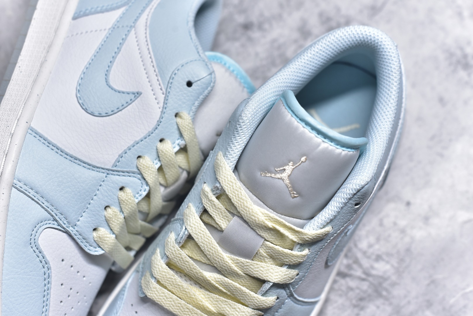 图片[9]-#Air Jordan AJ1 Low 低帮 浅蓝白 HJ5999-400 全新流水线出品 DT版本唯一平替选择 市场第二梯队最强版 全部原鞋开发 原楦原纸板开发 全鞋电脑针车 原厂内置全掌气垫 原盒内在原标 唯一Zp原版鞋带绑法 免检产品 全新2022版型 全头层皮料 完美零毛边处理 原厂配置全掌气垫 价格定位良心 几十个配色陆续出货 实拍调校N版已经零色差零失真 百分百还原实物色彩所见即所得 不存在货不对板色差等低级问题 选购参考实物拍摄 不混卖不参货 只用心做好货严格选品 承诺混一赔十 尺码：36 36.5 37.5 38 38.5 39 40 40.5 41 42 42.5 43 44 44.5 45-选品中心