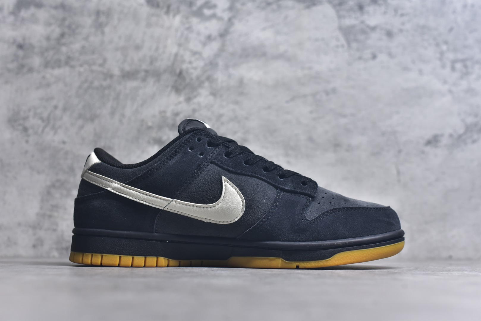 图片[3]-#NK Dunk Low 黑灰 HQ1931-001 实力大厂出品 新配色陆续开发 利润个位数只为口碑 全套原纸板楦头开发 确保原汁原味 完美呈现DUNK版型 一比一鞋头弧度高度鞋身弧度 此版本只针对中端市场 皮料材质有所更替 其他数据细节工艺流程均保持一致 绝不口嗨 细节品控鞋型随意对比 独家私模官方第六代原厂航空铝磨具打磨大底 鞋头坡度极致还原 无解鞋型 原盒原配 圈内天花板工艺 原厂玻璃冲刀 超高清洁度 全鞋零毛边皮料切割 原厂中底布点胶 中底布拉帮走线遵循公司 尺码：36 36.5 37.5 38 38.5 39 40 40.5 41 42 42.5 43 44 44.5 45 46-选品中心