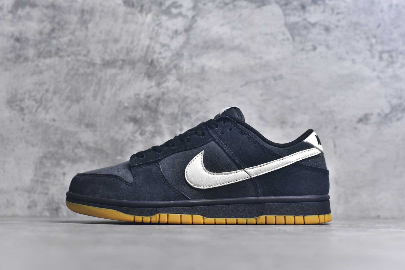 #NK Dunk Low 黑灰 HQ1931-001 实力大厂出品 新配色陆续开发 利润个位数只为口碑 全套原纸板楦头开发 确保原汁原味 完美呈现DUNK版型 一比一鞋头弧度高度鞋身弧度 此版本只针对中端市场 皮料材质有所更替 其他数据细节工艺流程均保持一致 绝不口嗨 细节品控鞋型随意对比 独家私模官方第六代原厂航空铝磨具打磨大底 鞋头坡度极致还原 无解鞋型 原盒原配 圈内天花板工艺 原厂玻璃冲刀 超高清洁度 全鞋零毛边皮料切割 原厂中底布点胶 中底布拉帮走线遵循公司 尺码：36 36.5 37.5 38 38.5 39 40 40.5 41 42 42.5 43 44 44.5 45 46-选品中心