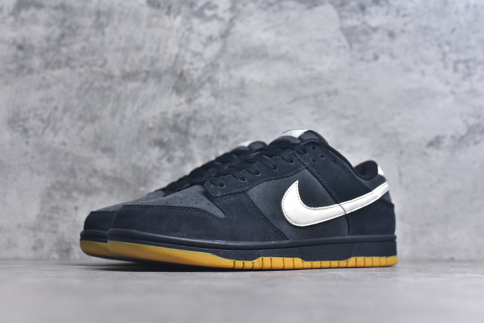图片[2]-#NK Dunk Low 黑灰 HQ1931-001 实力大厂出品 新配色陆续开发 利润个位数只为口碑 全套原纸板楦头开发 确保原汁原味 完美呈现DUNK版型 一比一鞋头弧度高度鞋身弧度 此版本只针对中端市场 皮料材质有所更替 其他数据细节工艺流程均保持一致 绝不口嗨 细节品控鞋型随意对比 独家私模官方第六代原厂航空铝磨具打磨大底 鞋头坡度极致还原 无解鞋型 原盒原配 圈内天花板工艺 原厂玻璃冲刀 超高清洁度 全鞋零毛边皮料切割 原厂中底布点胶 中底布拉帮走线遵循公司 尺码：36 36.5 37.5 38 38.5 39 40 40.5 41 42 42.5 43 44 44.5 45 46-选品中心
