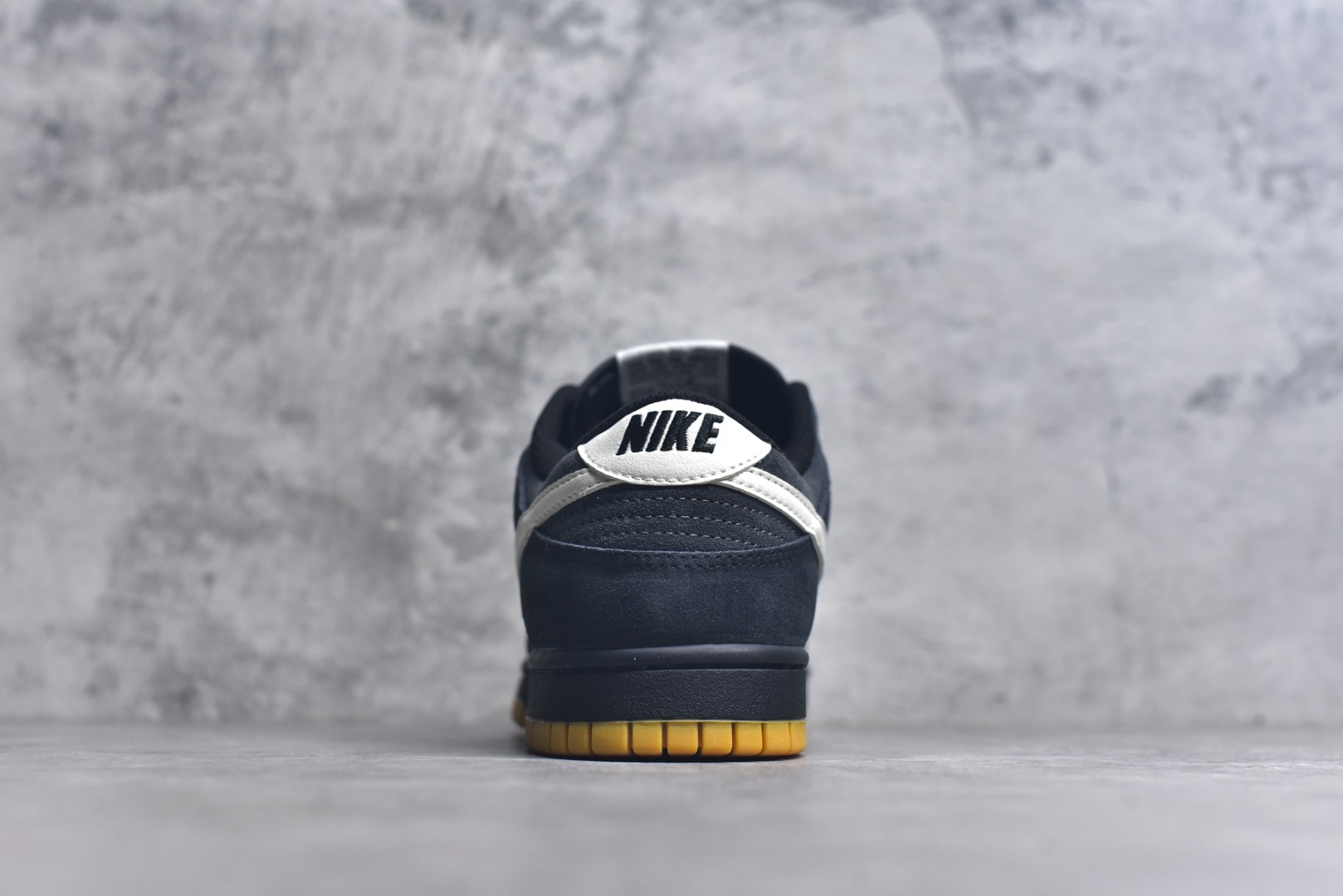 图片[5]-#NK Dunk Low 黑灰 HQ1931-001 实力大厂出品 新配色陆续开发 利润个位数只为口碑 全套原纸板楦头开发 确保原汁原味 完美呈现DUNK版型 一比一鞋头弧度高度鞋身弧度 此版本只针对中端市场 皮料材质有所更替 其他数据细节工艺流程均保持一致 绝不口嗨 细节品控鞋型随意对比 独家私模官方第六代原厂航空铝磨具打磨大底 鞋头坡度极致还原 无解鞋型 原盒原配 圈内天花板工艺 原厂玻璃冲刀 超高清洁度 全鞋零毛边皮料切割 原厂中底布点胶 中底布拉帮走线遵循公司 尺码：36 36.5 37.5 38 38.5 39 40 40.5 41 42 42.5 43 44 44.5 45 46-选品中心