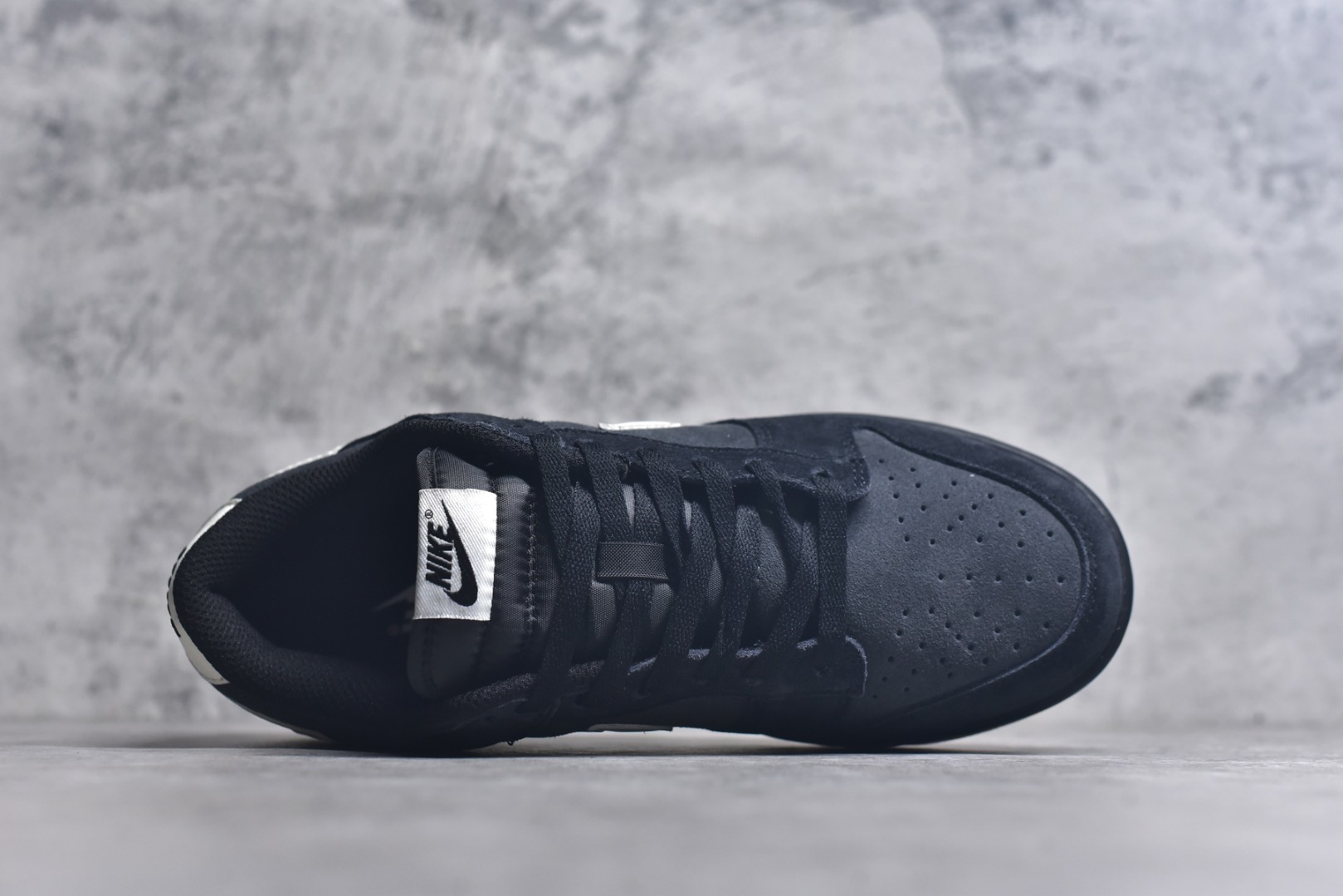 图片[4]-#NK Dunk Low 黑灰 HQ1931-001 实力大厂出品 新配色陆续开发 利润个位数只为口碑 全套原纸板楦头开发 确保原汁原味 完美呈现DUNK版型 一比一鞋头弧度高度鞋身弧度 此版本只针对中端市场 皮料材质有所更替 其他数据细节工艺流程均保持一致 绝不口嗨 细节品控鞋型随意对比 独家私模官方第六代原厂航空铝磨具打磨大底 鞋头坡度极致还原 无解鞋型 原盒原配 圈内天花板工艺 原厂玻璃冲刀 超高清洁度 全鞋零毛边皮料切割 原厂中底布点胶 中底布拉帮走线遵循公司 尺码：36 36.5 37.5 38 38.5 39 40 40.5 41 42 42.5 43 44 44.5 45 46-选品中心
