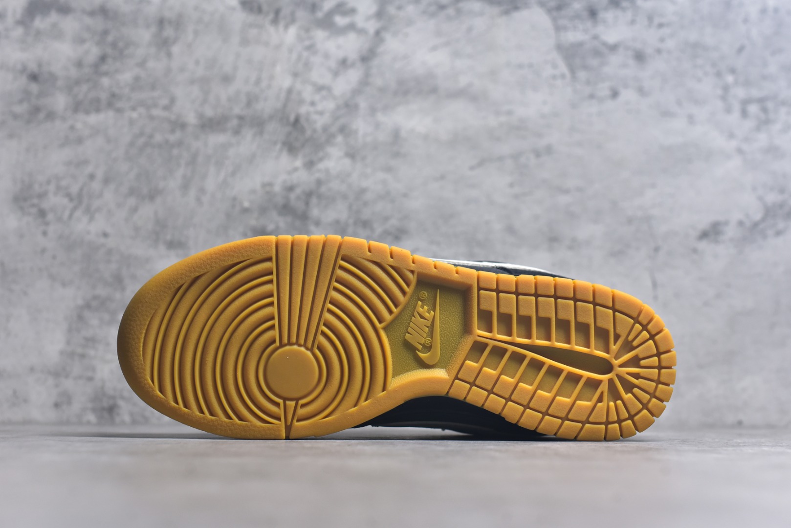 图片[6]-#NK Dunk Low 黑灰 HQ1931-001 实力大厂出品 新配色陆续开发 利润个位数只为口碑 全套原纸板楦头开发 确保原汁原味 完美呈现DUNK版型 一比一鞋头弧度高度鞋身弧度 此版本只针对中端市场 皮料材质有所更替 其他数据细节工艺流程均保持一致 绝不口嗨 细节品控鞋型随意对比 独家私模官方第六代原厂航空铝磨具打磨大底 鞋头坡度极致还原 无解鞋型 原盒原配 圈内天花板工艺 原厂玻璃冲刀 超高清洁度 全鞋零毛边皮料切割 原厂中底布点胶 中底布拉帮走线遵循公司 尺码：36 36.5 37.5 38 38.5 39 40 40.5 41 42 42.5 43 44 44.5 45 46-选品中心