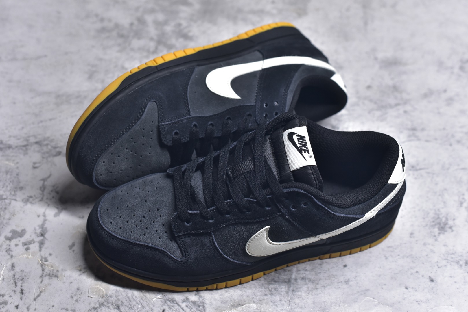 图片[7]-#NK Dunk Low 黑灰 HQ1931-001 实力大厂出品 新配色陆续开发 利润个位数只为口碑 全套原纸板楦头开发 确保原汁原味 完美呈现DUNK版型 一比一鞋头弧度高度鞋身弧度 此版本只针对中端市场 皮料材质有所更替 其他数据细节工艺流程均保持一致 绝不口嗨 细节品控鞋型随意对比 独家私模官方第六代原厂航空铝磨具打磨大底 鞋头坡度极致还原 无解鞋型 原盒原配 圈内天花板工艺 原厂玻璃冲刀 超高清洁度 全鞋零毛边皮料切割 原厂中底布点胶 中底布拉帮走线遵循公司 尺码：36 36.5 37.5 38 38.5 39 40 40.5 41 42 42.5 43 44 44.5 45 46-选品中心