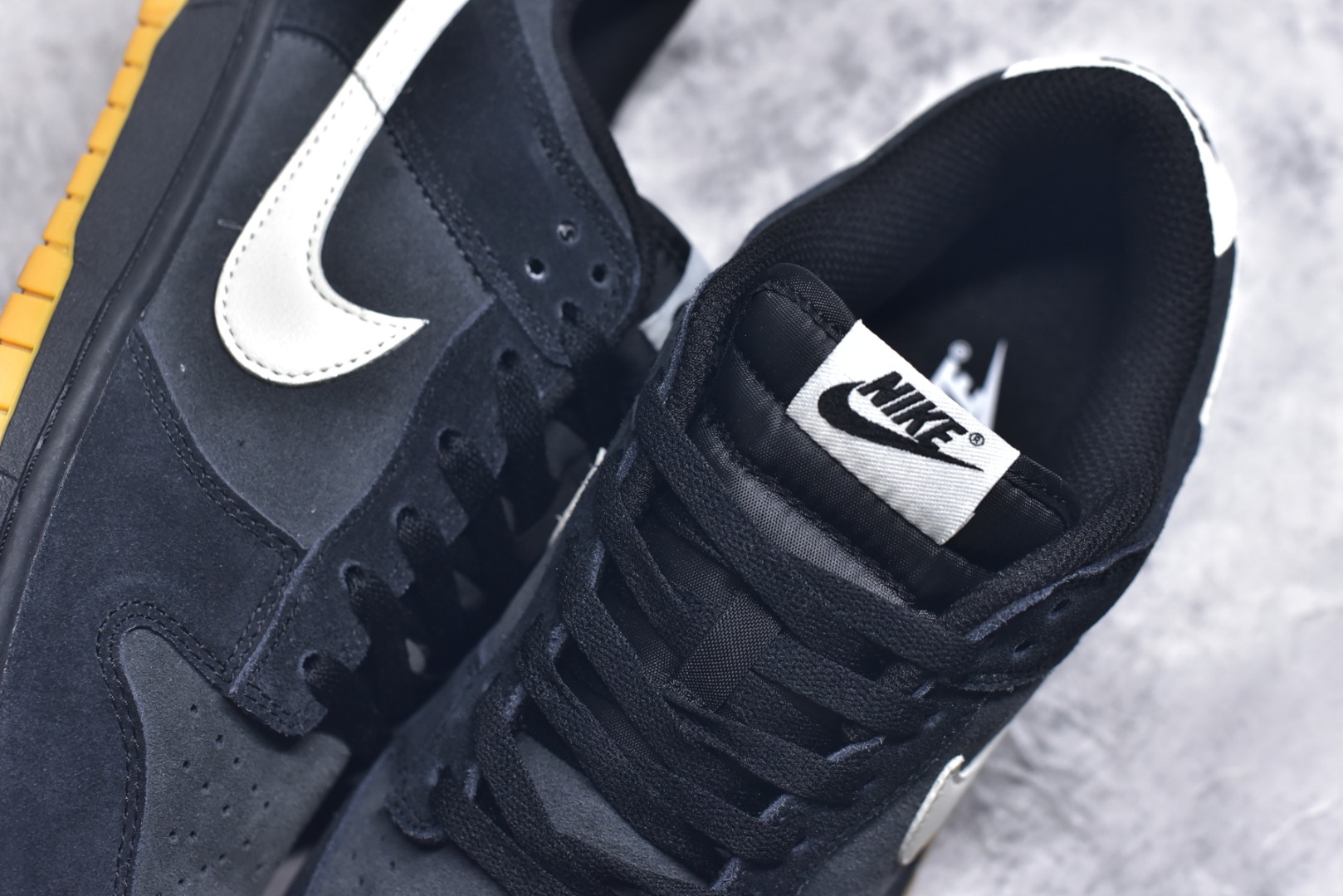 图片[9]-#NK Dunk Low 黑灰 HQ1931-001 实力大厂出品 新配色陆续开发 利润个位数只为口碑 全套原纸板楦头开发 确保原汁原味 完美呈现DUNK版型 一比一鞋头弧度高度鞋身弧度 此版本只针对中端市场 皮料材质有所更替 其他数据细节工艺流程均保持一致 绝不口嗨 细节品控鞋型随意对比 独家私模官方第六代原厂航空铝磨具打磨大底 鞋头坡度极致还原 无解鞋型 原盒原配 圈内天花板工艺 原厂玻璃冲刀 超高清洁度 全鞋零毛边皮料切割 原厂中底布点胶 中底布拉帮走线遵循公司 尺码：36 36.5 37.5 38 38.5 39 40 40.5 41 42 42.5 43 44 44.5 45 46-选品中心