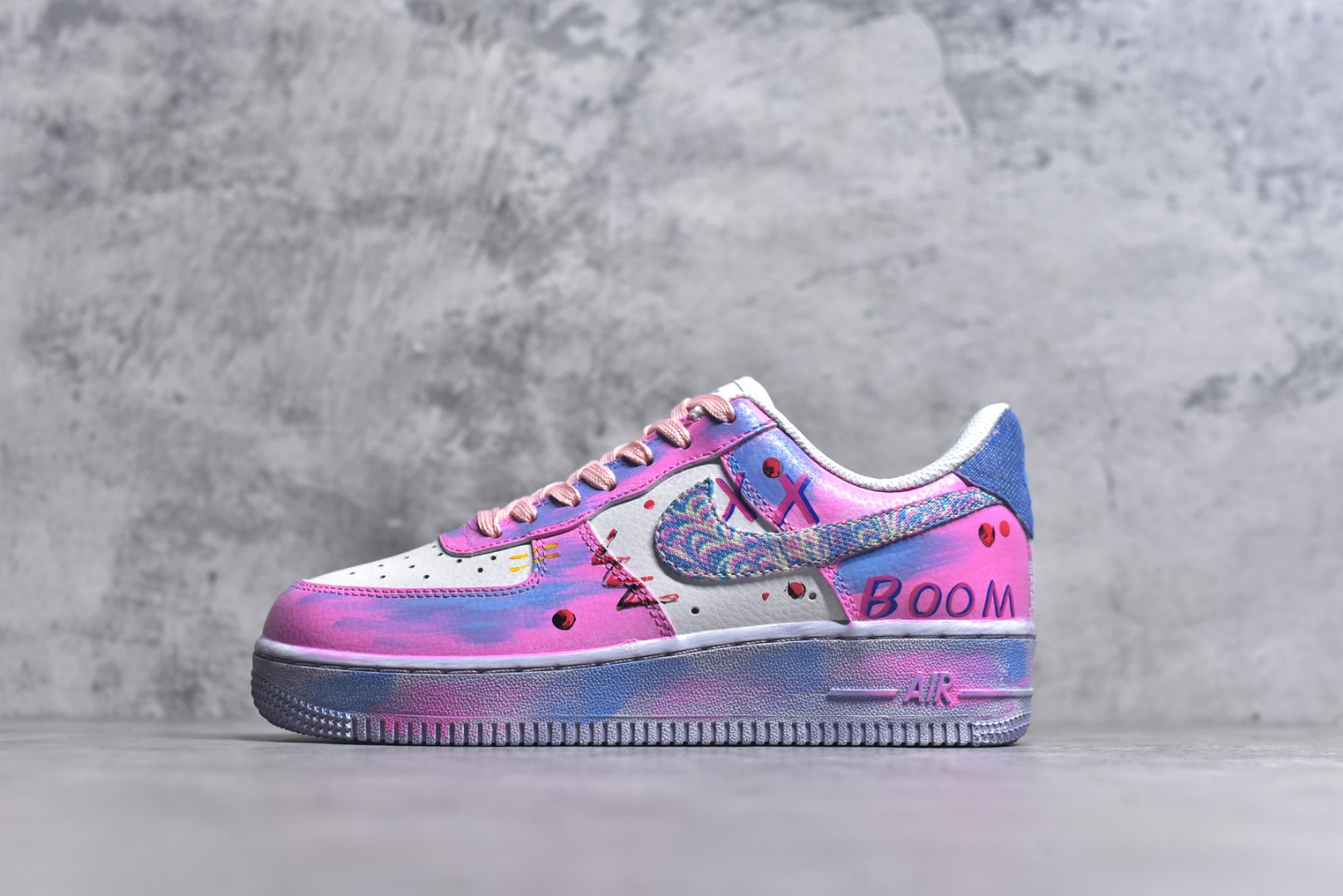 #Nike Air Force 1\’07 Low \”Pink Daisy Nebula\” 手绘涂鸦 粉黛星云 空军一号定制休闲板鞋 CZ0377-202 #鞋以纯净的白色作为底色，宛如一张等待艺术渲染的画布。莫奈印象派画作中那种光影交织、色彩斑斓的特点，被巧妙地运用到了鞋面设计中。鞋带部分采用了粉蓝等柔和的色彩，如同莫奈笔下天空与水波的交融，带来清新灵动之感 。鞋身侧面经典的 Nike Swoosh 标志，除了原本带有梦幻色彩的渐变图案，还缀以精致的金色小 Swoosh 标志，仿佛是莫奈画作中闪烁的光斑，为整体造型增添了一份奢华与精致 尺码：36 36.5 37.5 38 38.5 39 40 40.5 41 42 42.5 43 44 44.5 45 9.D4-选品中心