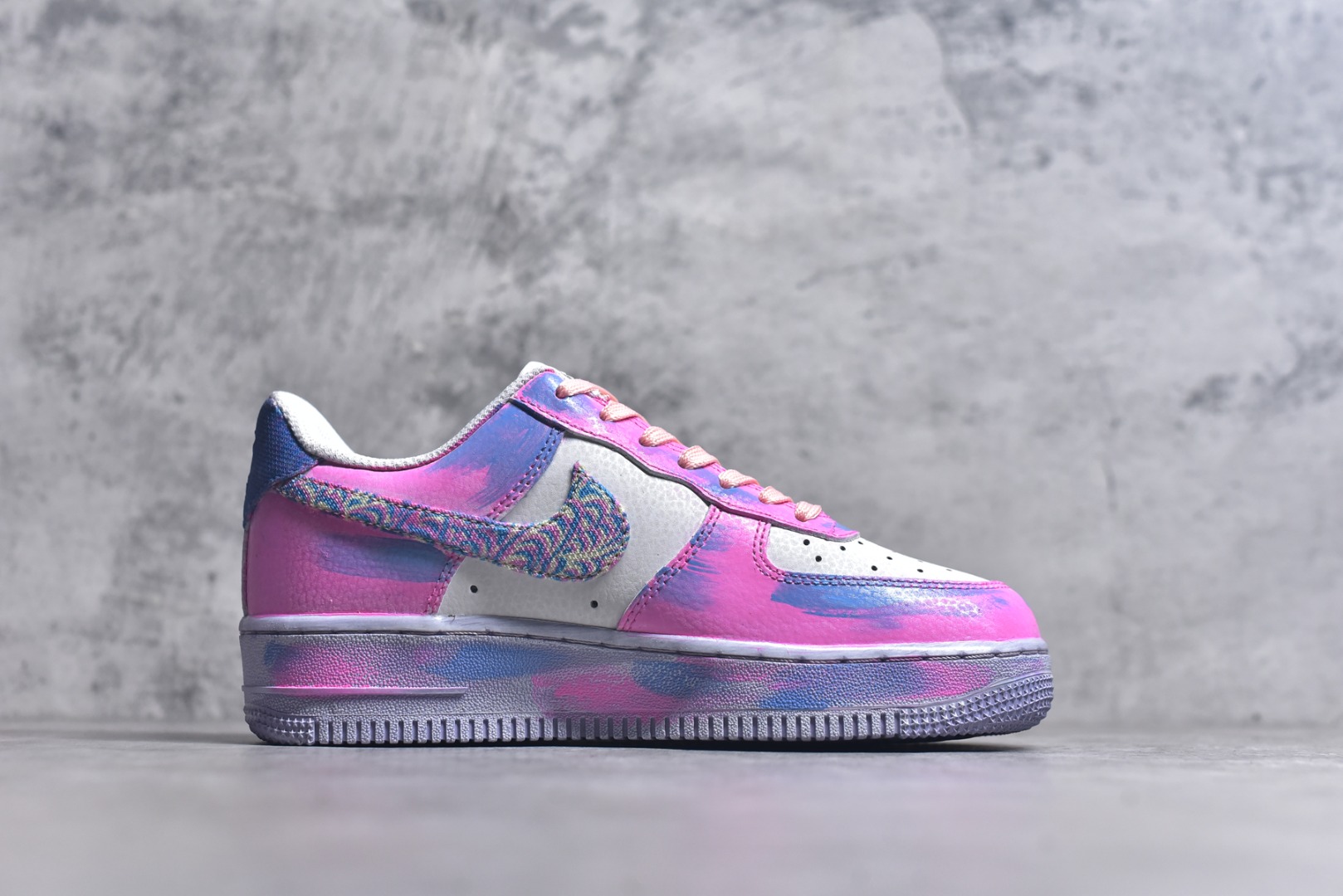 图片[3]-#Nike Air Force 1\’07 Low \”Pink Daisy Nebula\” 手绘涂鸦 粉黛星云 空军一号定制休闲板鞋 CZ0377-202 #鞋以纯净的白色作为底色，宛如一张等待艺术渲染的画布。莫奈印象派画作中那种光影交织、色彩斑斓的特点，被巧妙地运用到了鞋面设计中。鞋带部分采用了粉蓝等柔和的色彩，如同莫奈笔下天空与水波的交融，带来清新灵动之感 。鞋身侧面经典的 Nike Swoosh 标志，除了原本带有梦幻色彩的渐变图案，还缀以精致的金色小 Swoosh 标志，仿佛是莫奈画作中闪烁的光斑，为整体造型增添了一份奢华与精致 尺码：36 36.5 37.5 38 38.5 39 40 40.5 41 42 42.5 43 44 44.5 45 9.D4-选品中心