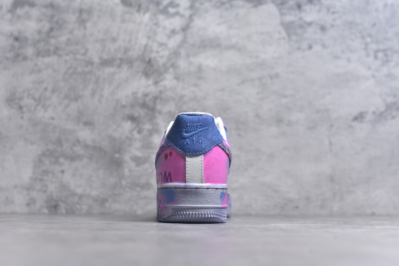 图片[5]-#Nike Air Force 1\’07 Low \”Pink Daisy Nebula\” 手绘涂鸦 粉黛星云 空军一号定制休闲板鞋 CZ0377-202 #鞋以纯净的白色作为底色，宛如一张等待艺术渲染的画布。莫奈印象派画作中那种光影交织、色彩斑斓的特点，被巧妙地运用到了鞋面设计中。鞋带部分采用了粉蓝等柔和的色彩，如同莫奈笔下天空与水波的交融，带来清新灵动之感 。鞋身侧面经典的 Nike Swoosh 标志，除了原本带有梦幻色彩的渐变图案，还缀以精致的金色小 Swoosh 标志，仿佛是莫奈画作中闪烁的光斑，为整体造型增添了一份奢华与精致 尺码：36 36.5 37.5 38 38.5 39 40 40.5 41 42 42.5 43 44 44.5 45 9.D4-选品中心