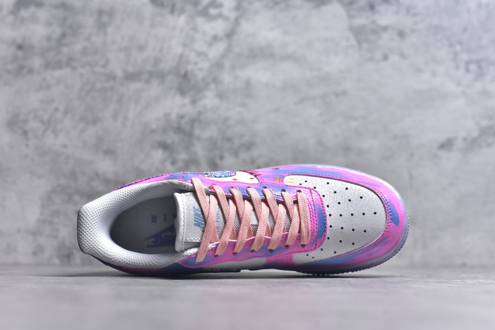 图片[4]-#Nike Air Force 1\’07 Low \”Pink Daisy Nebula\” 手绘涂鸦 粉黛星云 空军一号定制休闲板鞋 CZ0377-202 #鞋以纯净的白色作为底色，宛如一张等待艺术渲染的画布。莫奈印象派画作中那种光影交织、色彩斑斓的特点，被巧妙地运用到了鞋面设计中。鞋带部分采用了粉蓝等柔和的色彩，如同莫奈笔下天空与水波的交融，带来清新灵动之感 。鞋身侧面经典的 Nike Swoosh 标志，除了原本带有梦幻色彩的渐变图案，还缀以精致的金色小 Swoosh 标志，仿佛是莫奈画作中闪烁的光斑，为整体造型增添了一份奢华与精致 尺码：36 36.5 37.5 38 38.5 39 40 40.5 41 42 42.5 43 44 44.5 45 9.D4-选品中心