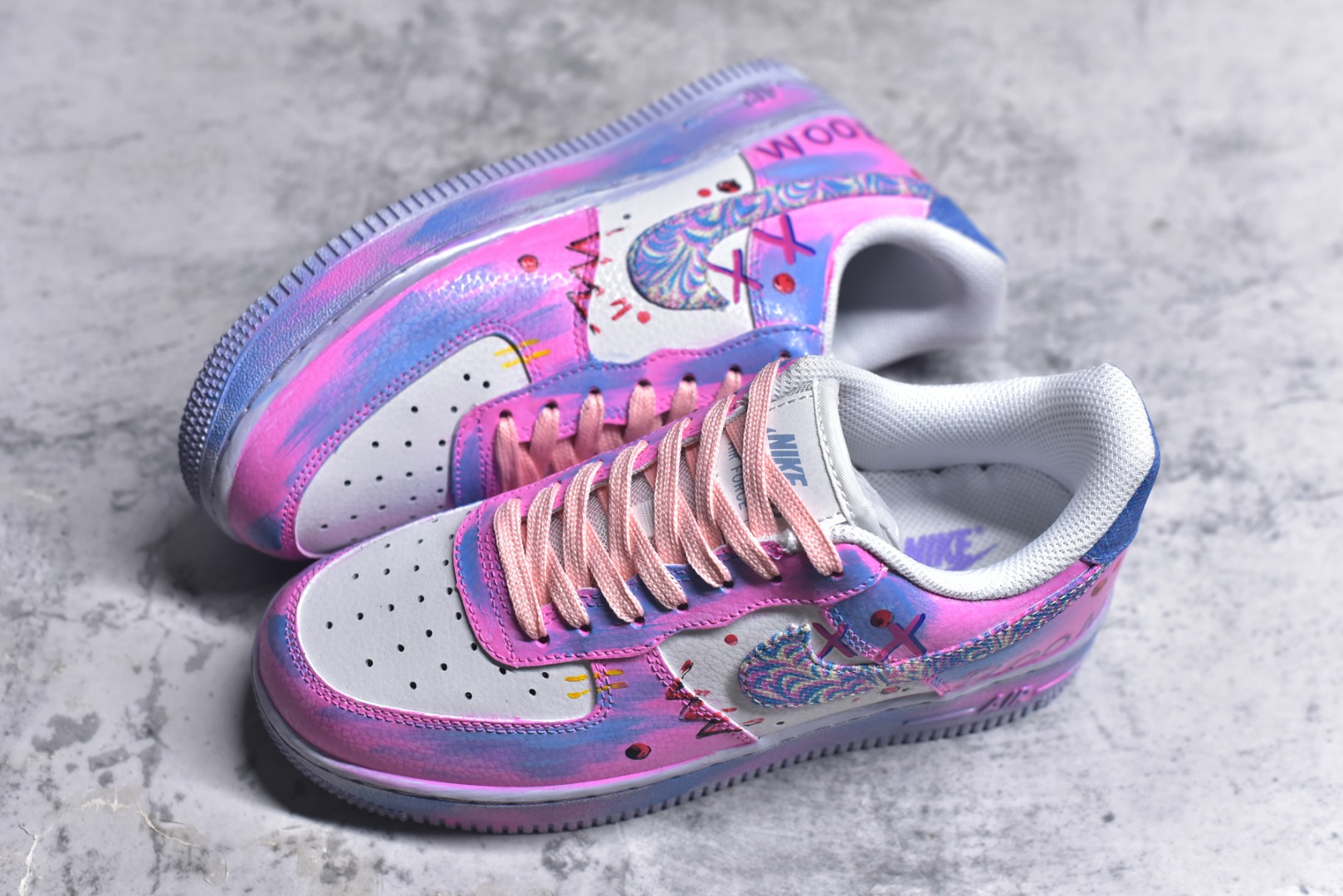 图片[7]-#Nike Air Force 1\’07 Low \”Pink Daisy Nebula\” 手绘涂鸦 粉黛星云 空军一号定制休闲板鞋 CZ0377-202 #鞋以纯净的白色作为底色，宛如一张等待艺术渲染的画布。莫奈印象派画作中那种光影交织、色彩斑斓的特点，被巧妙地运用到了鞋面设计中。鞋带部分采用了粉蓝等柔和的色彩，如同莫奈笔下天空与水波的交融，带来清新灵动之感 。鞋身侧面经典的 Nike Swoosh 标志，除了原本带有梦幻色彩的渐变图案，还缀以精致的金色小 Swoosh 标志，仿佛是莫奈画作中闪烁的光斑，为整体造型增添了一份奢华与精致 尺码：36 36.5 37.5 38 38.5 39 40 40.5 41 42 42.5 43 44 44.5 45 9.D4-选品中心
