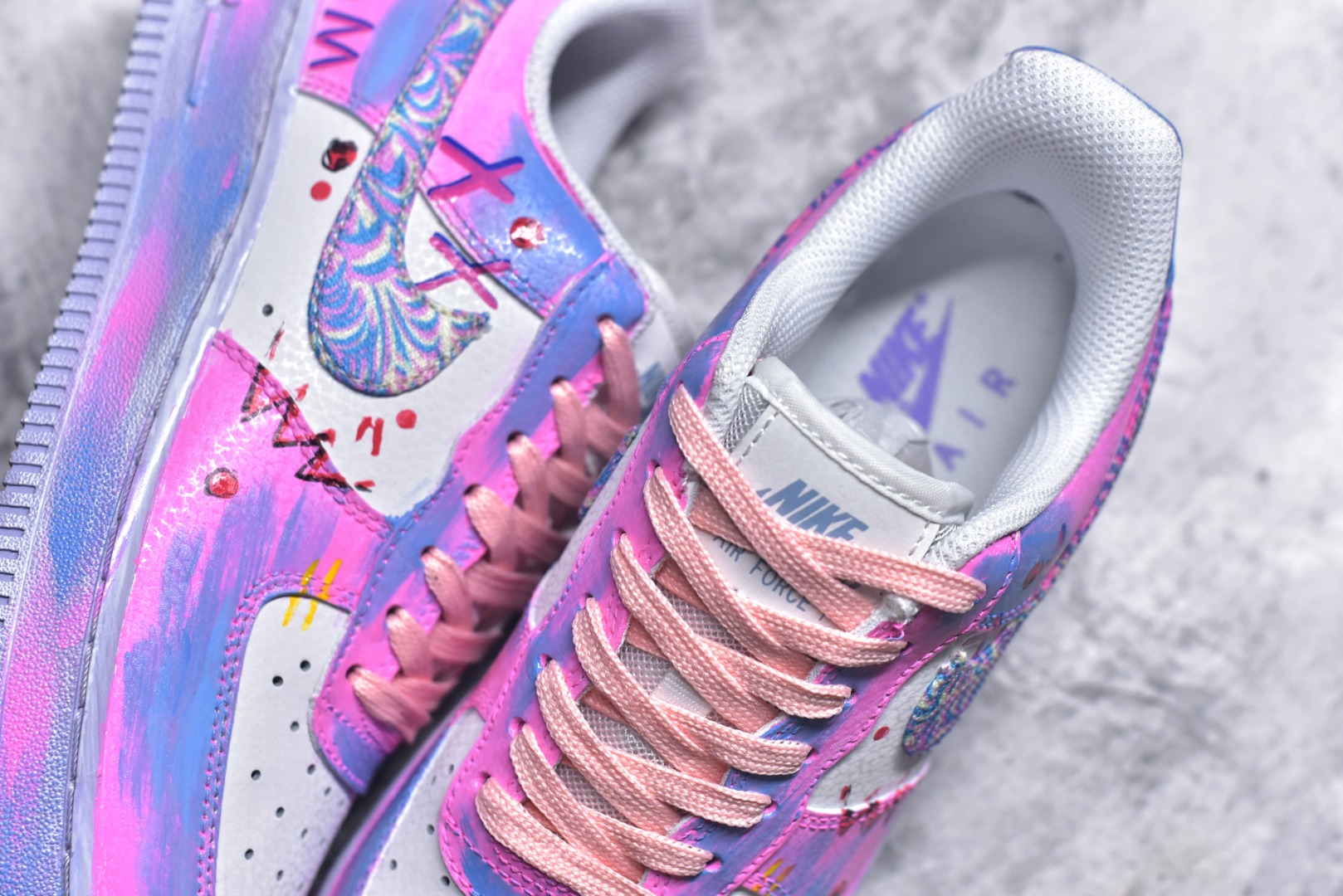 图片[9]-#Nike Air Force 1\’07 Low \”Pink Daisy Nebula\” 手绘涂鸦 粉黛星云 空军一号定制休闲板鞋 CZ0377-202 #鞋以纯净的白色作为底色，宛如一张等待艺术渲染的画布。莫奈印象派画作中那种光影交织、色彩斑斓的特点，被巧妙地运用到了鞋面设计中。鞋带部分采用了粉蓝等柔和的色彩，如同莫奈笔下天空与水波的交融，带来清新灵动之感 。鞋身侧面经典的 Nike Swoosh 标志，除了原本带有梦幻色彩的渐变图案，还缀以精致的金色小 Swoosh 标志，仿佛是莫奈画作中闪烁的光斑，为整体造型增添了一份奢华与精致 尺码：36 36.5 37.5 38 38.5 39 40 40.5 41 42 42.5 43 44 44.5 45 9.D4-选品中心