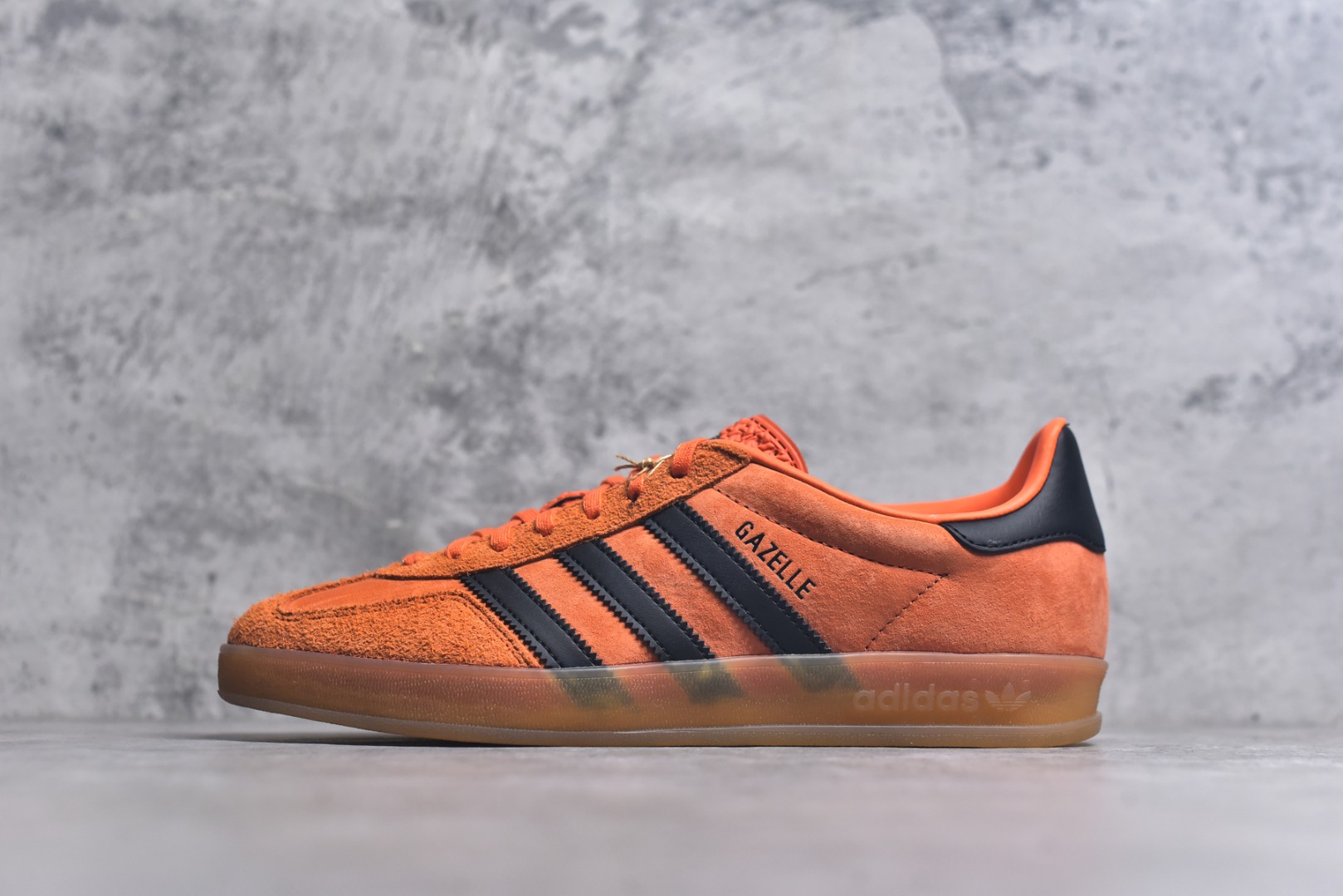 #Adidas originals Gazelle Indoor 复古单品 自1960年代发售以来，“GAZELLE”系列凭借其古典复古魅力，一直备受喜爱。如今，该系列以最新潮流的“运动&少女”穿搭造型亮相，展示了其作为时尚单品的独特魅力。其设计注重脚的舒适度和时尚感，吸引了众多消费者的目光 货号：JI3905 尺码：35 36 36.5 37 38 38.5 39 40 40.5 41 42 42.5 43 44 45-选品中心