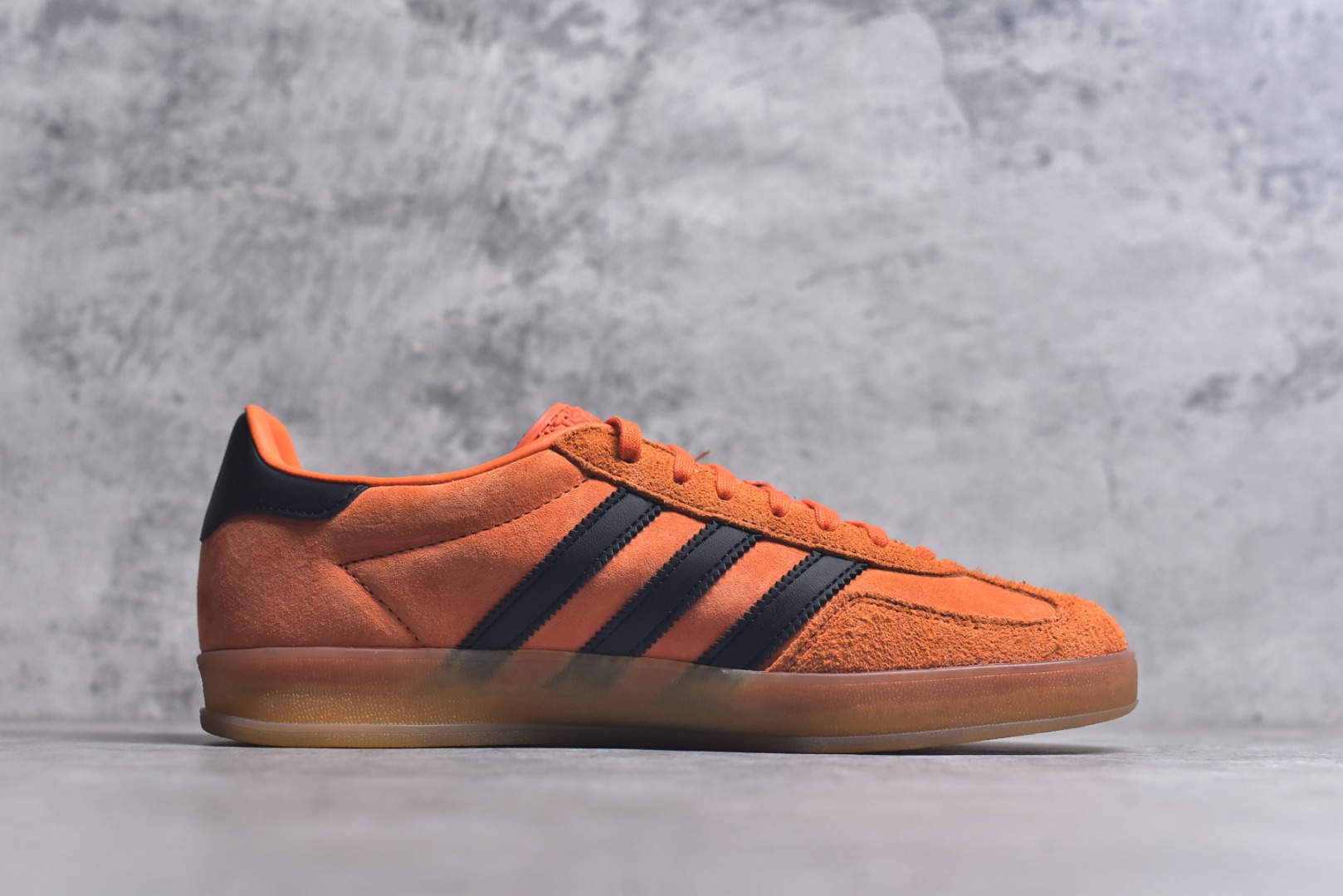 图片[3]-#Adidas originals Gazelle Indoor 复古单品 自1960年代发售以来，“GAZELLE”系列凭借其古典复古魅力，一直备受喜爱。如今，该系列以最新潮流的“运动&少女”穿搭造型亮相，展示了其作为时尚单品的独特魅力。其设计注重脚的舒适度和时尚感，吸引了众多消费者的目光 货号：JI3905 尺码：35 36 36.5 37 38 38.5 39 40 40.5 41 42 42.5 43 44 45-选品中心