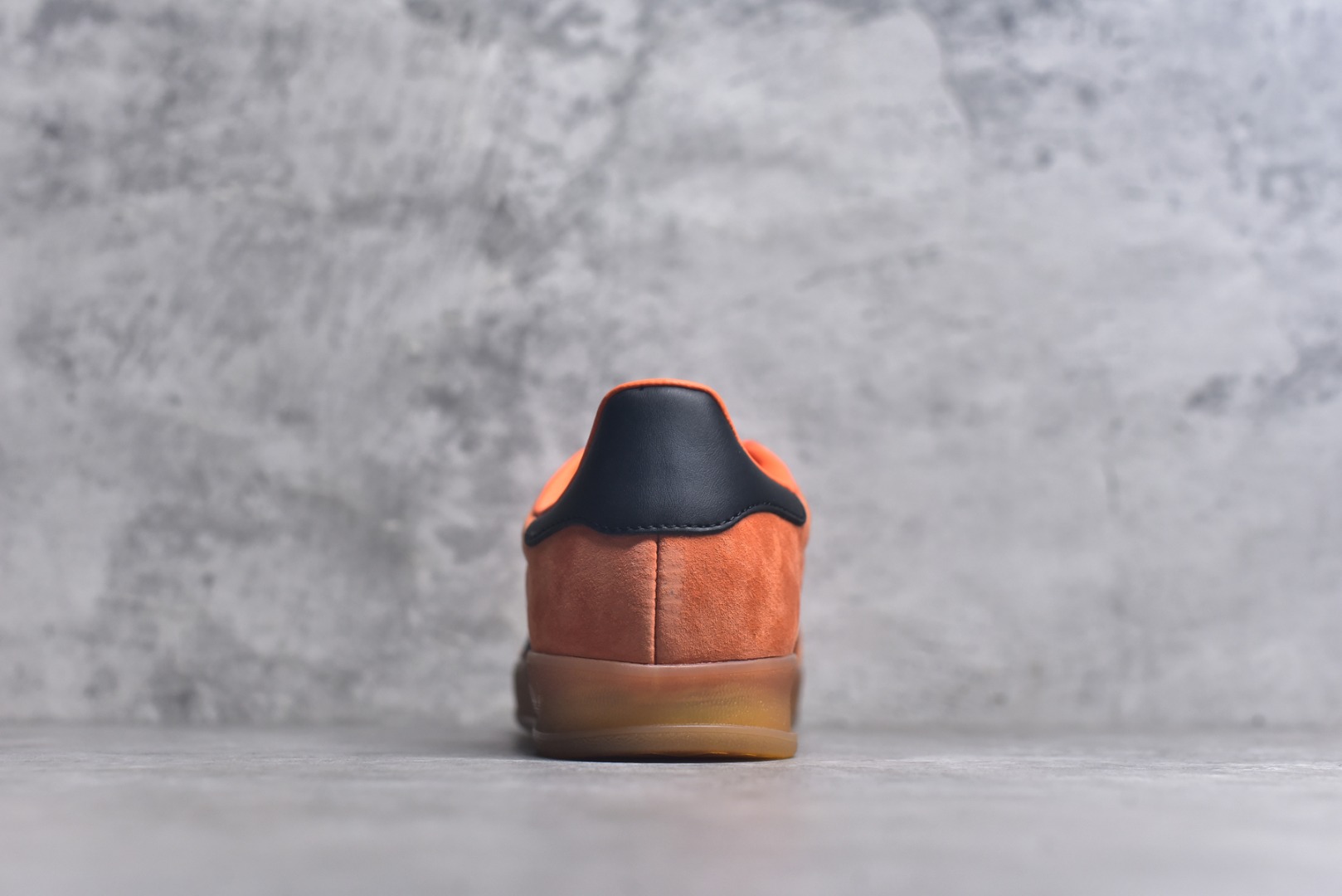 图片[5]-#Adidas originals Gazelle Indoor 复古单品 自1960年代发售以来，“GAZELLE”系列凭借其古典复古魅力，一直备受喜爱。如今，该系列以最新潮流的“运动&少女”穿搭造型亮相，展示了其作为时尚单品的独特魅力。其设计注重脚的舒适度和时尚感，吸引了众多消费者的目光 货号：JI3905 尺码：35 36 36.5 37 38 38.5 39 40 40.5 41 42 42.5 43 44 45-选品中心