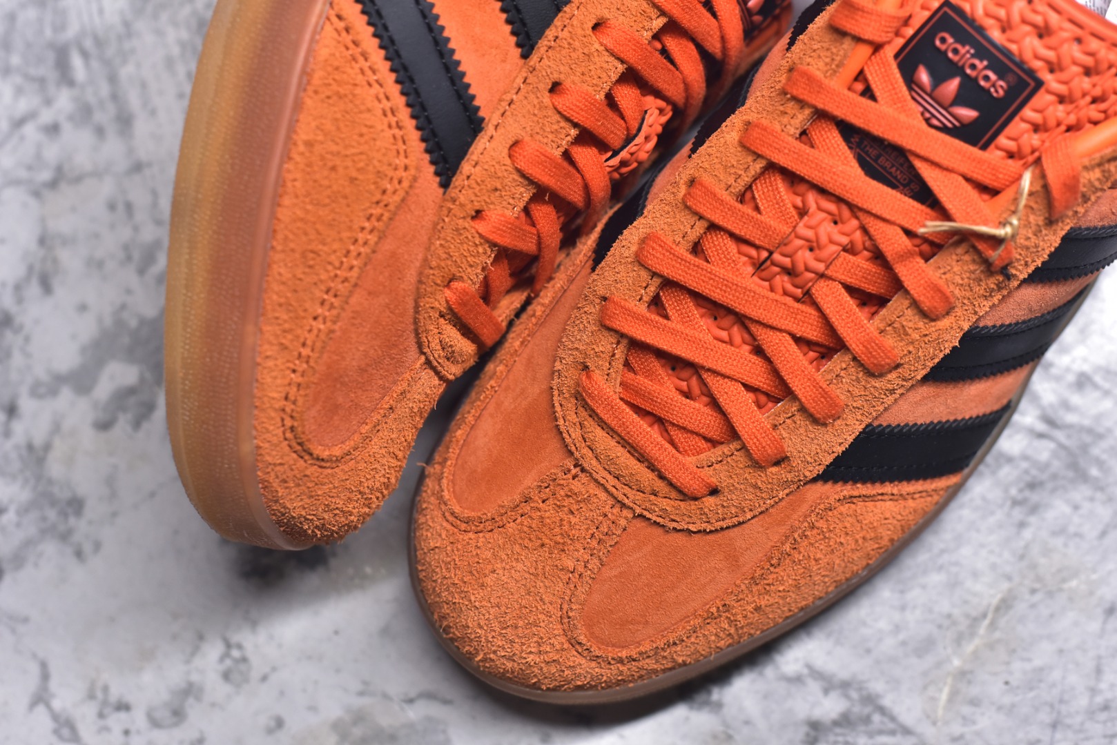 图片[8]-#Adidas originals Gazelle Indoor 复古单品 自1960年代发售以来，“GAZELLE”系列凭借其古典复古魅力，一直备受喜爱。如今，该系列以最新潮流的“运动&少女”穿搭造型亮相，展示了其作为时尚单品的独特魅力。其设计注重脚的舒适度和时尚感，吸引了众多消费者的目光 货号：JI3905 尺码：35 36 36.5 37 38 38.5 39 40 40.5 41 42 42.5 43 44 45-选品中心