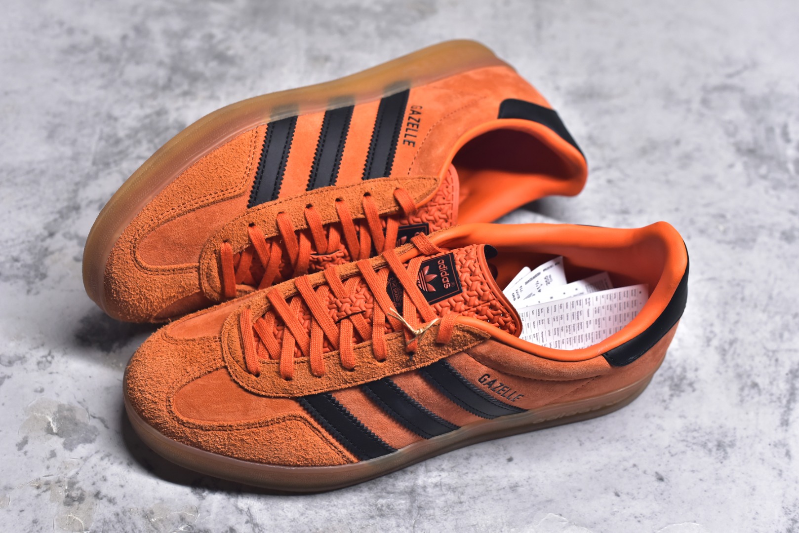 图片[7]-#Adidas originals Gazelle Indoor 复古单品 自1960年代发售以来，“GAZELLE”系列凭借其古典复古魅力，一直备受喜爱。如今，该系列以最新潮流的“运动&少女”穿搭造型亮相，展示了其作为时尚单品的独特魅力。其设计注重脚的舒适度和时尚感，吸引了众多消费者的目光 货号：JI3905 尺码：35 36 36.5 37 38 38.5 39 40 40.5 41 42 42.5 43 44 45-选品中心