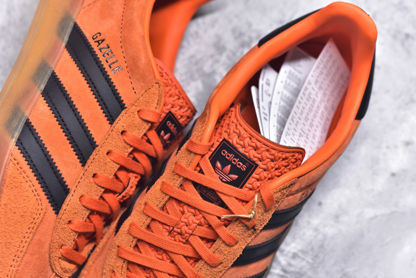图片[9]-#Adidas originals Gazelle Indoor 复古单品 自1960年代发售以来，“GAZELLE”系列凭借其古典复古魅力，一直备受喜爱。如今，该系列以最新潮流的“运动&少女”穿搭造型亮相，展示了其作为时尚单品的独特魅力。其设计注重脚的舒适度和时尚感，吸引了众多消费者的目光 货号：JI3905 尺码：35 36 36.5 37 38 38.5 39 40 40.5 41 42 42.5 43 44 45-选品中心
