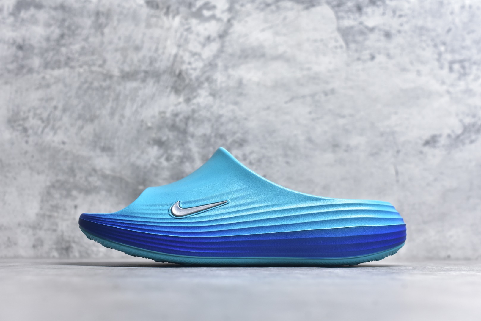 #Nike ReactX Rejuven8 Slide 耐克夏日穿搭拖鞋 #采用质感柔软且出众回弹的 ReactX泡绵，缔造非凡舒适的日常穿着体验，助你保持活力。 货号：HV4479-300 尺码：36-45-选品中心