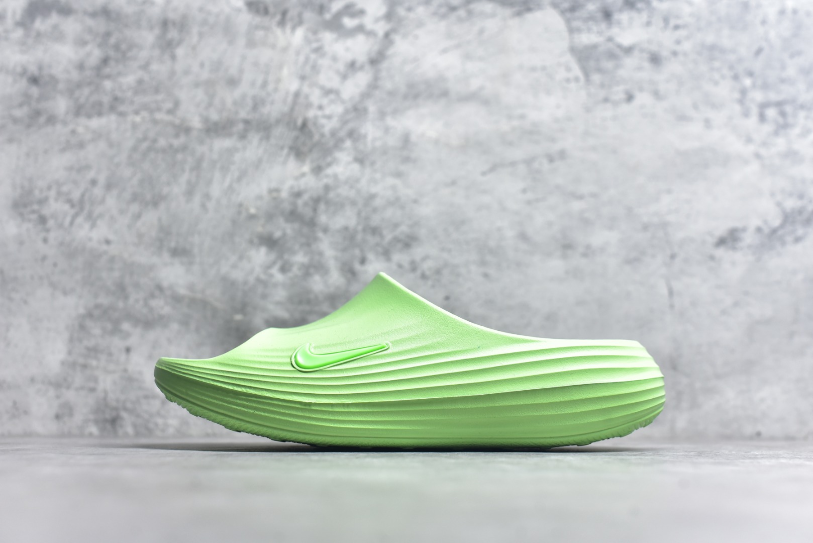 #Nike ReactX Rejuven8 Slide 耐克夏日穿搭拖鞋 #采用质感柔软且出众回弹的 ReactX泡绵，缔造非凡舒适的日常穿着体验，助你保持活力。 货号：HV4479-700 尺码：36-45-选品中心