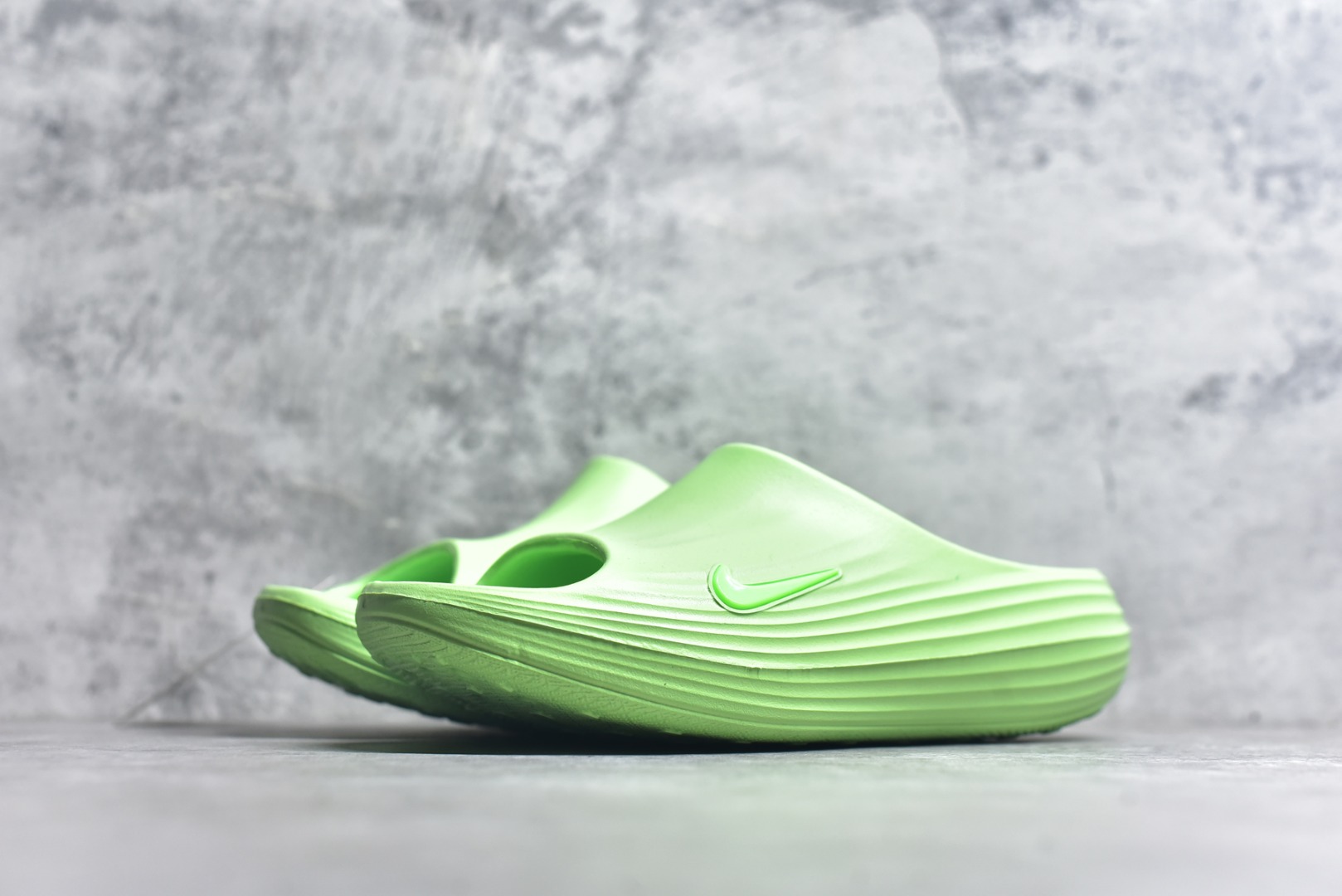 图片[2]-#Nike ReactX Rejuven8 Slide 耐克夏日穿搭拖鞋 #采用质感柔软且出众回弹的 ReactX泡绵，缔造非凡舒适的日常穿着体验，助你保持活力。 货号：HV4479-700 尺码：36-45-选品中心