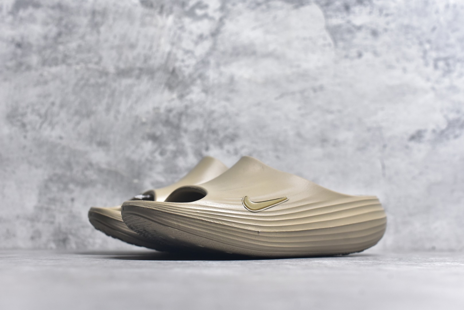 图片[2]-#Nike ReactX Rejuven8 Slide 耐克夏日穿搭拖鞋 #采用质感柔软且出众回弹的 ReactX泡绵，缔造非凡舒适的日常穿着体验，助你保持活力。 货号：HV4479-200 尺码：36-45-选品中心