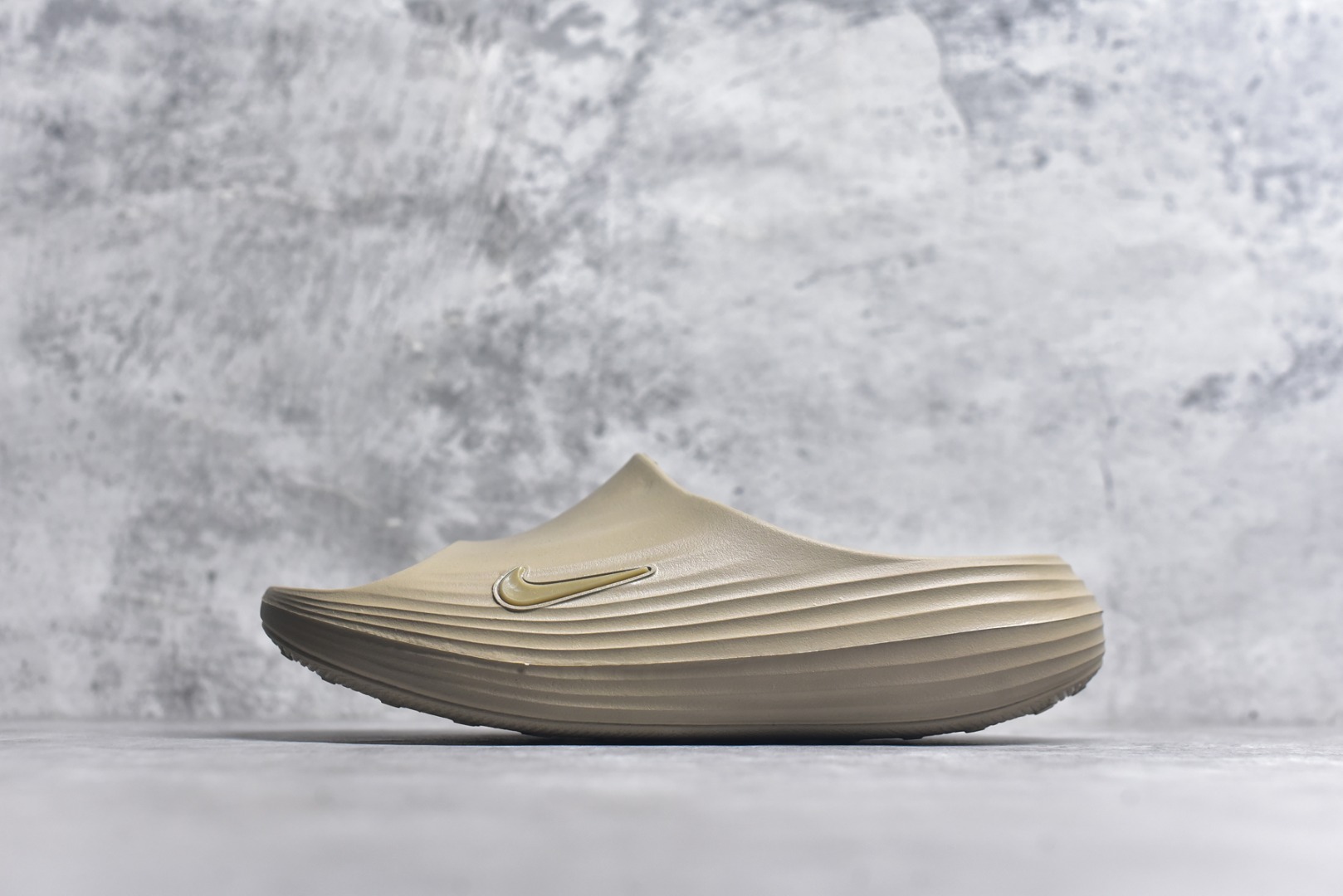 #Nike ReactX Rejuven8 Slide 耐克夏日穿搭拖鞋 #采用质感柔软且出众回弹的 ReactX泡绵，缔造非凡舒适的日常穿着体验，助你保持活力。 货号：HV4479-200 尺码：36-45-选品中心