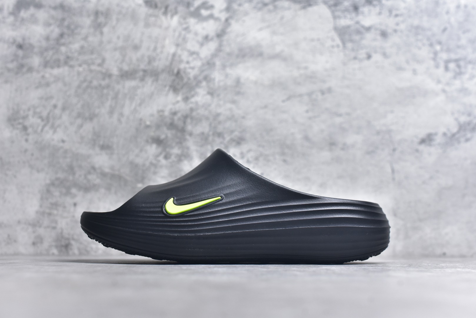 #Nike ReactX Rejuven8 Slide 耐克夏日穿搭拖鞋 #采用质感柔软且出众回弹的 ReactX泡绵，缔造非凡舒适的日常穿着体验，助你保持活力。 货号：HV4479-003 尺码：36-45-选品中心