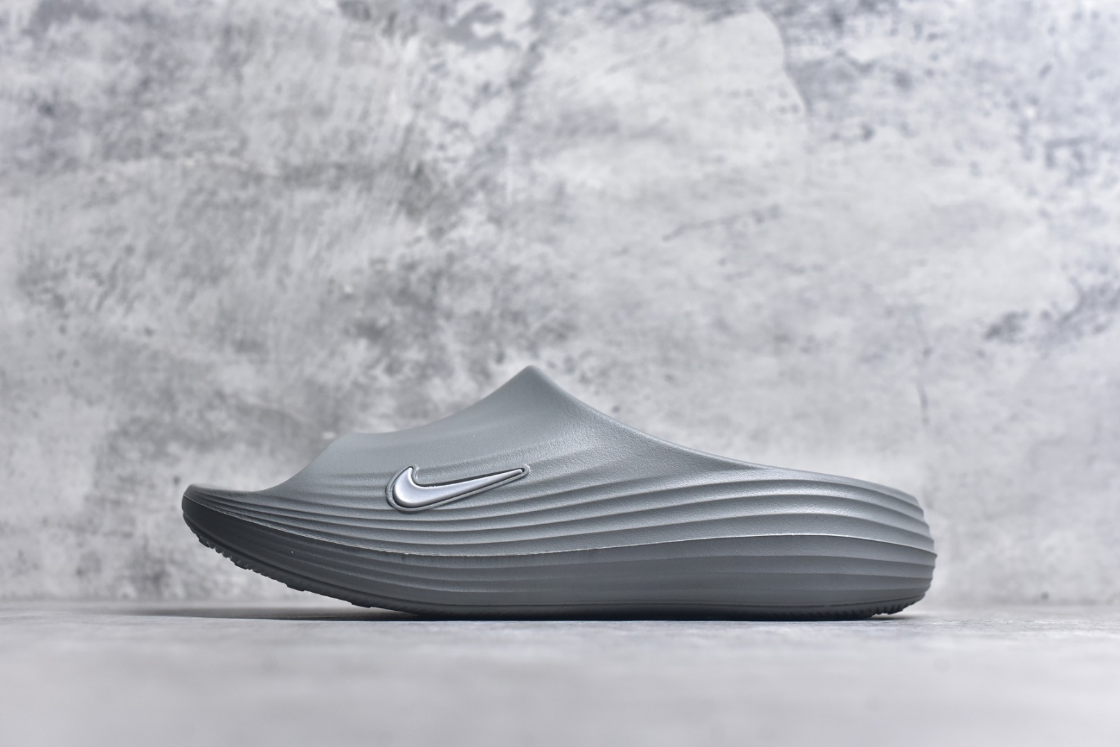 #Nike ReactX Rejuven8 Slide 耐克夏日穿搭拖鞋 #采用质感柔软且出众回弹的 ReactX泡绵，缔造非凡舒适的日常穿着体验，助你保持活力。 货号：HV4484-002 尺码：36-45-选品中心
