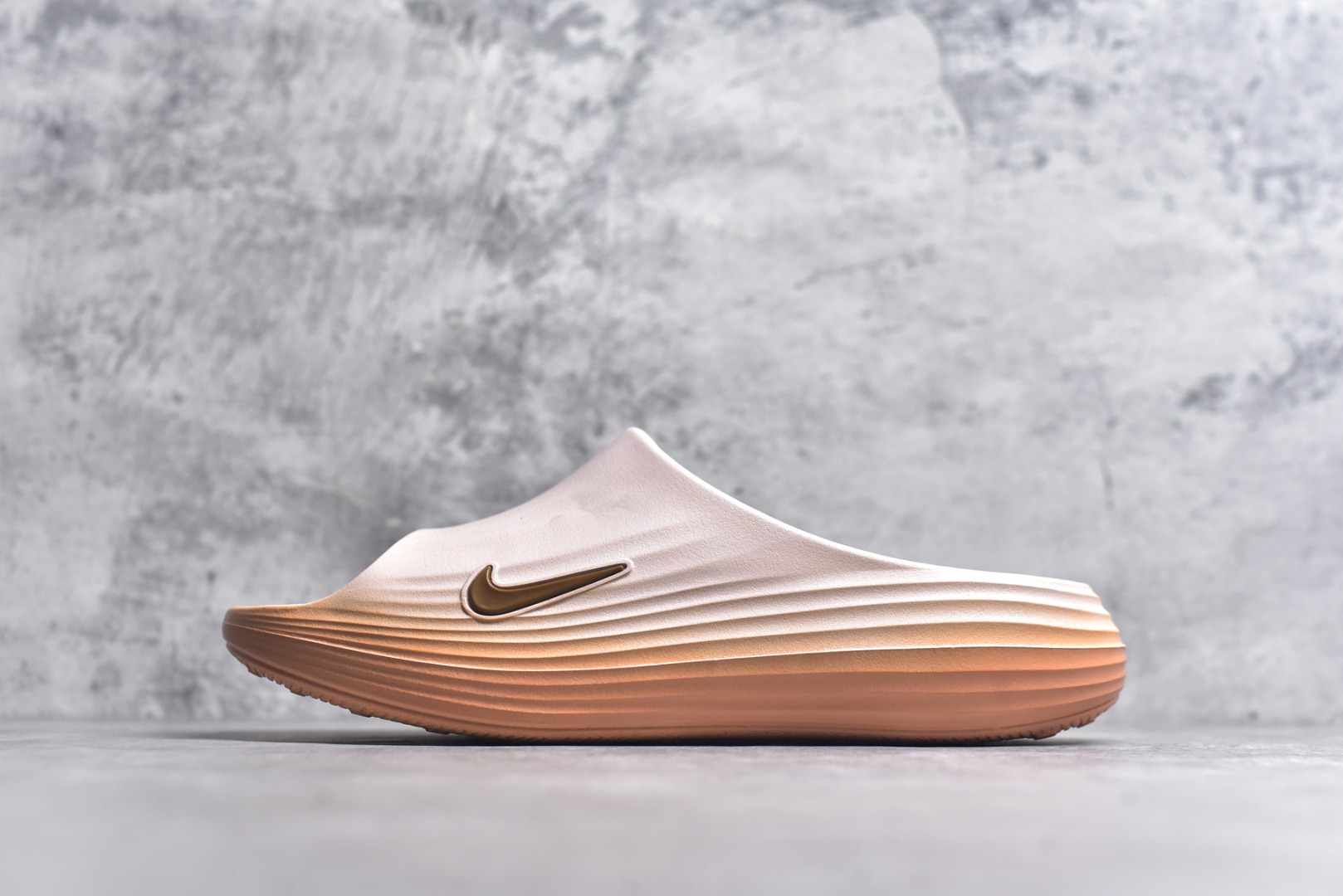 #Nike ReactX Rejuven8 Slide 耐克夏日穿搭拖鞋 #采用质感柔软且出众回弹的 ReactX泡绵，缔造非凡舒适的日常穿着体验，助你保持活力。 货号：HV4484-800 尺码：36-45-选品中心