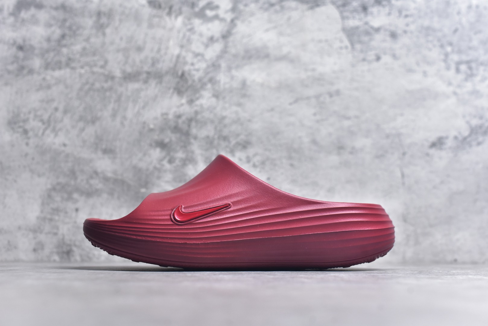 #Nike ReactX Rejuven8 Slide 耐克夏日穿搭拖鞋 #采用质感柔软且出众回弹的 ReactX泡绵，缔造非凡舒适的日常穿着体验，助你保持活力。 货号：HV4479-600 尺码：36-45-选品中心