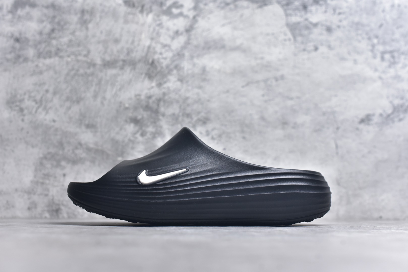 #Nike ReactX Rejuven8 Slide 耐克夏日穿搭拖鞋 #采用质感柔软且出众回弹的 ReactX泡绵，缔造非凡舒适的日常穿着体验，助你保持活力。 货号：HV4479-011 尺码：36-45-选品中心